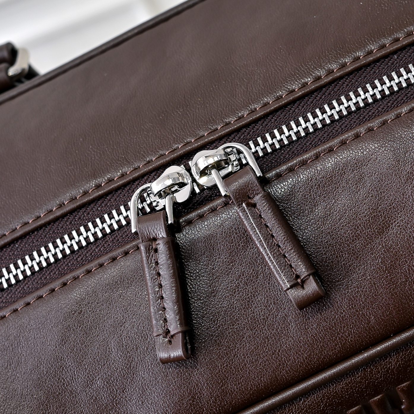 ，MiuMi*24ss 秀款 机车包
火爆全网中 秀款真的太种草了！!延续上一季不羁的“叛逆少女”也是优