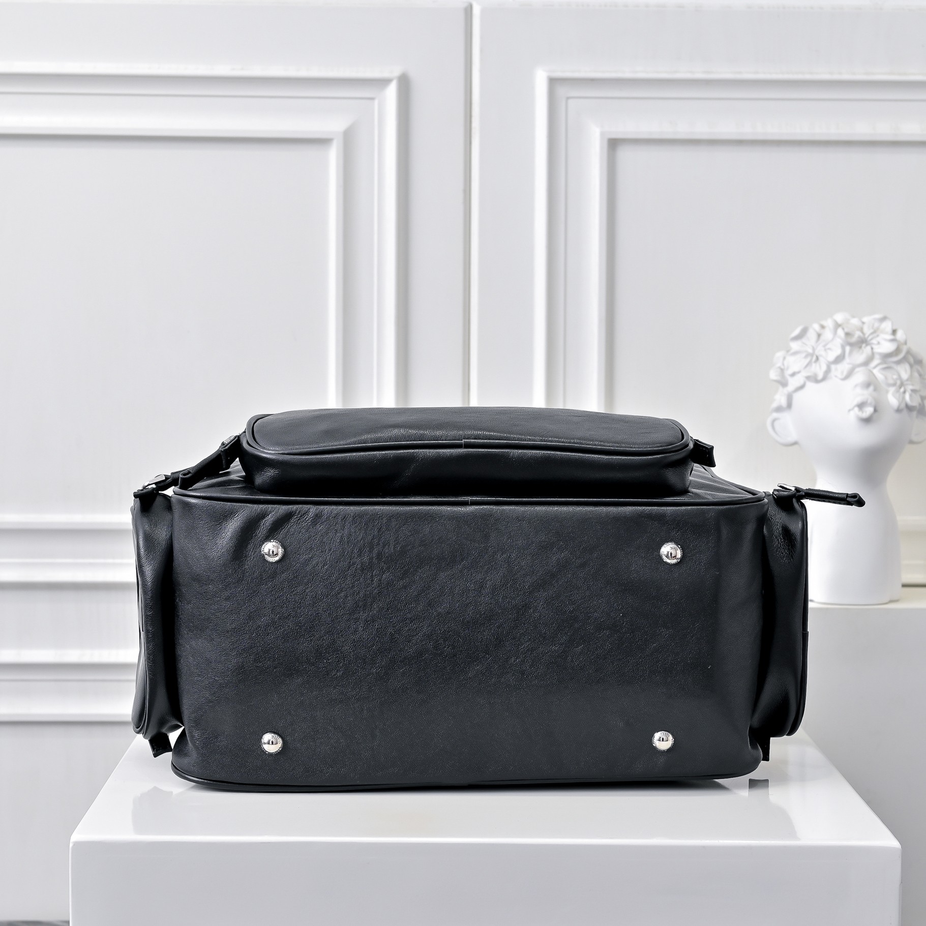 ￥MiuMi*24ss 秀款 机车包
火爆全网中 秀款真的太种草了！!延续上一季不羁的“叛逆少女”也是优