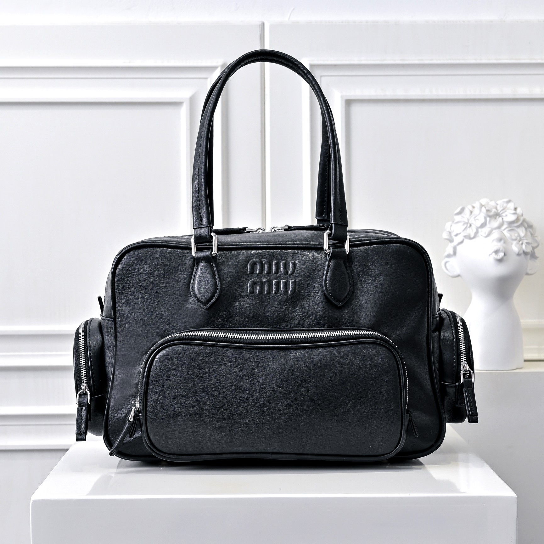 ￥MiuMi*24ss 秀款 机车包
火爆全网中 秀款真的太种草了！!延续上一季不羁的“叛逆少女”也是优