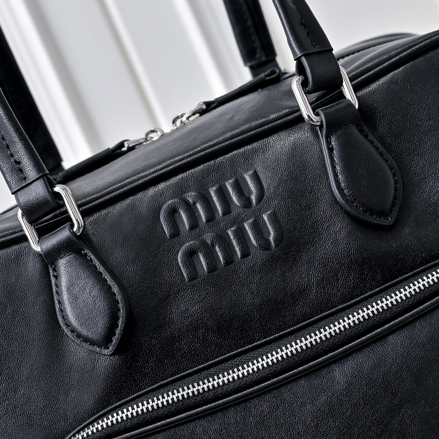 ￥MiuMi*24ss 秀款 机车包
火爆全网中 秀款真的太种草了！!延续上一季不羁的“叛逆少女”也是优