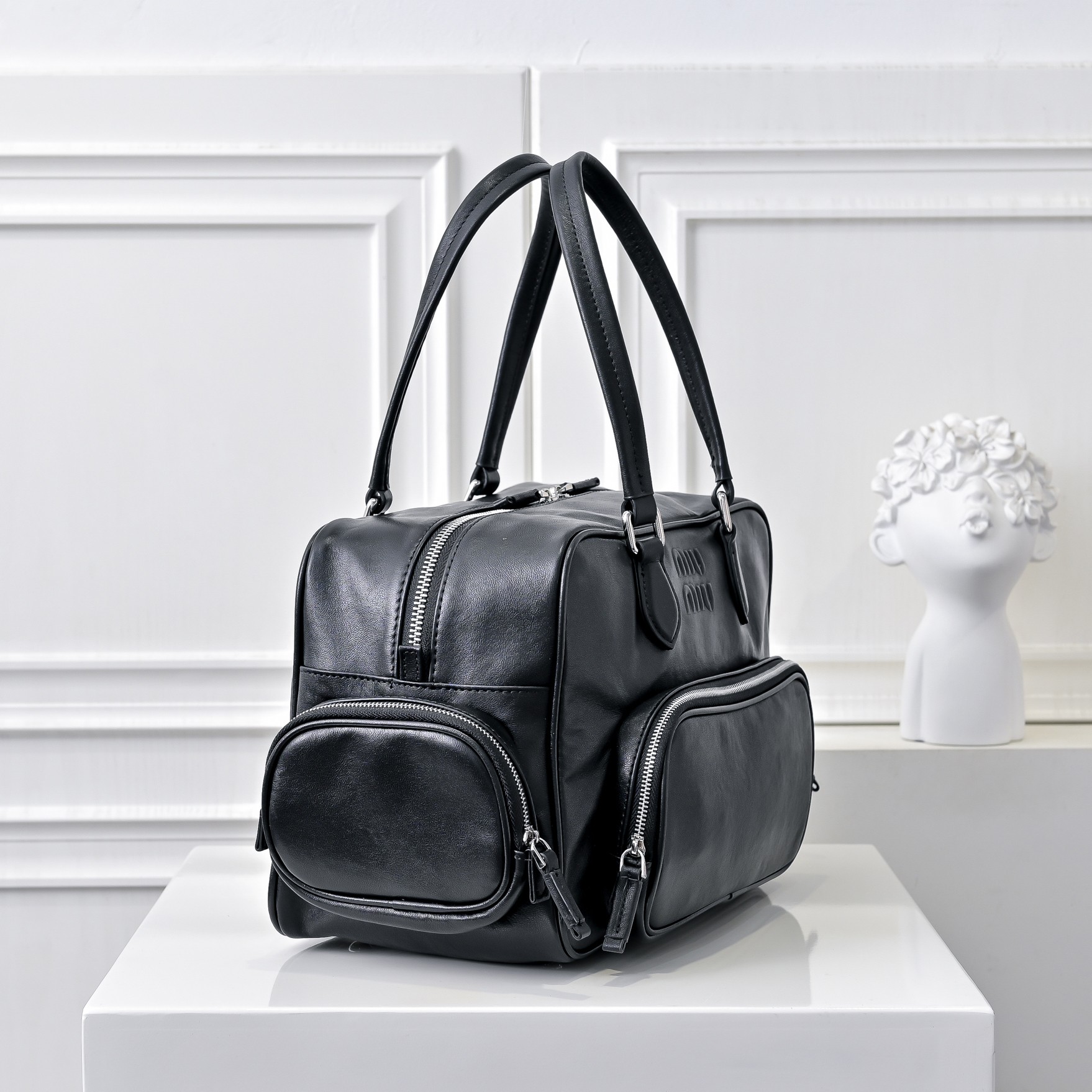 ￥MiuMi*24ss 秀款 机车包
火爆全网中 秀款真的太种草了！!延续上一季不羁的“叛逆少女”也是优