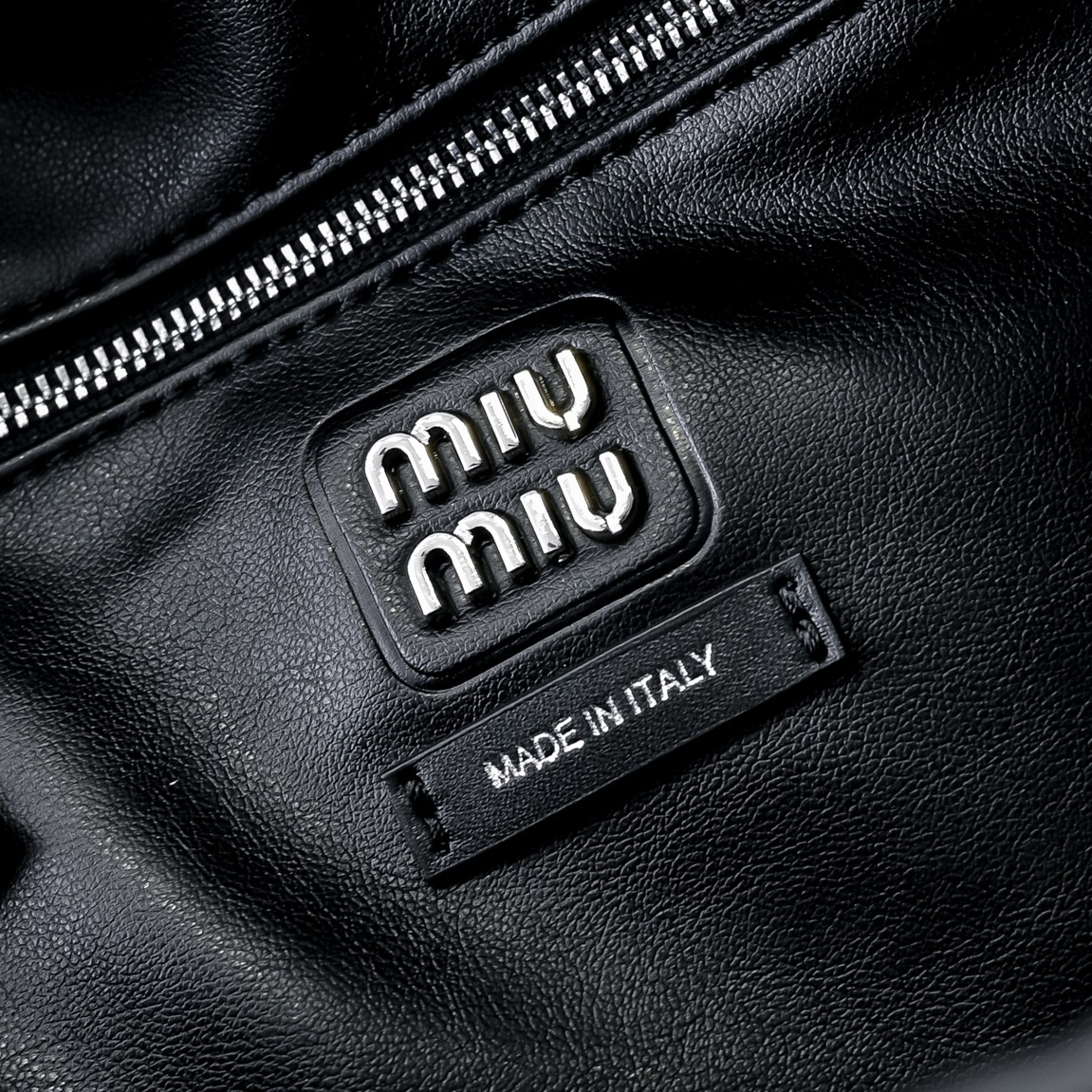 ￥MiuMi*24ss 秀款 机车包
火爆全网中 秀款真的太种草了！!延续上一季不羁的“叛逆少女”也是优