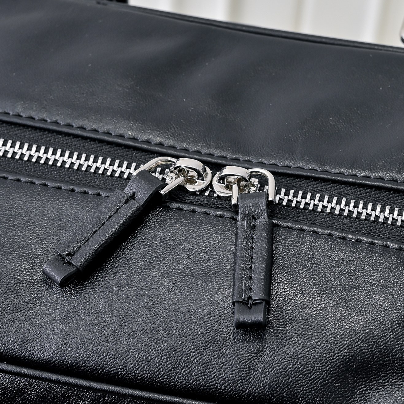 ￥MiuMi*24ss 秀款 机车包
火爆全网中 秀款真的太种草了！!延续上一季不羁的“叛逆少女”也是优