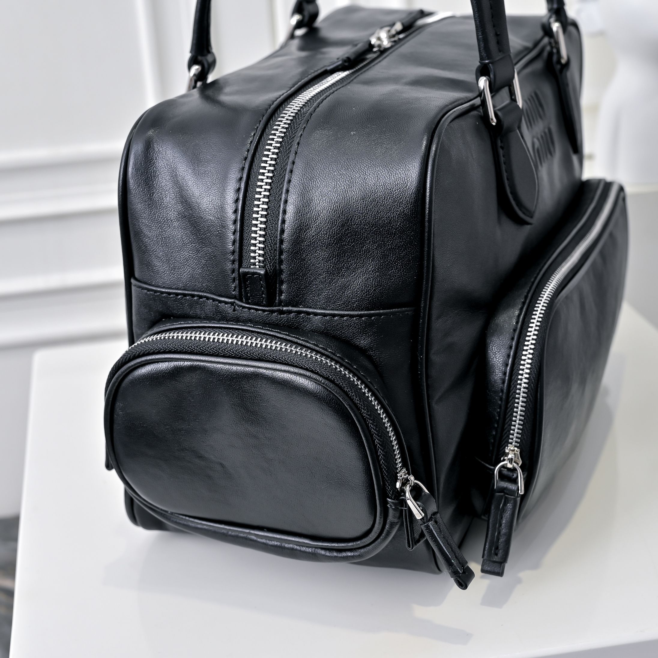 ￥MiuMi*24ss 秀款 机车包
火爆全网中 秀款真的太种草了！!延续上一季不羁的“叛逆少女”也是优