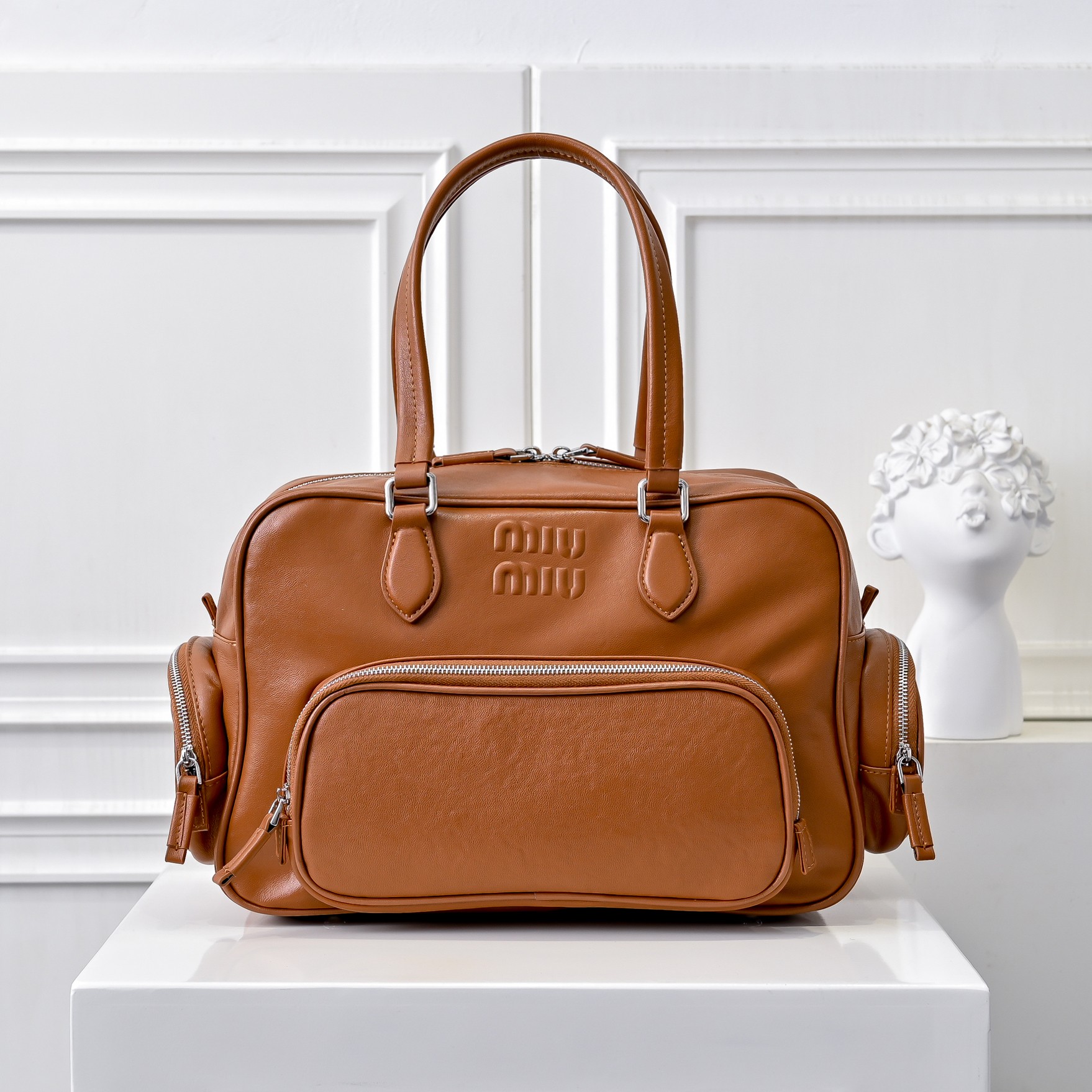 ￥MiuMi*24ss 秀款 机车包
火爆全网中 秀款真的太种草了！!延续上一季不羁的“叛逆少女”也是优