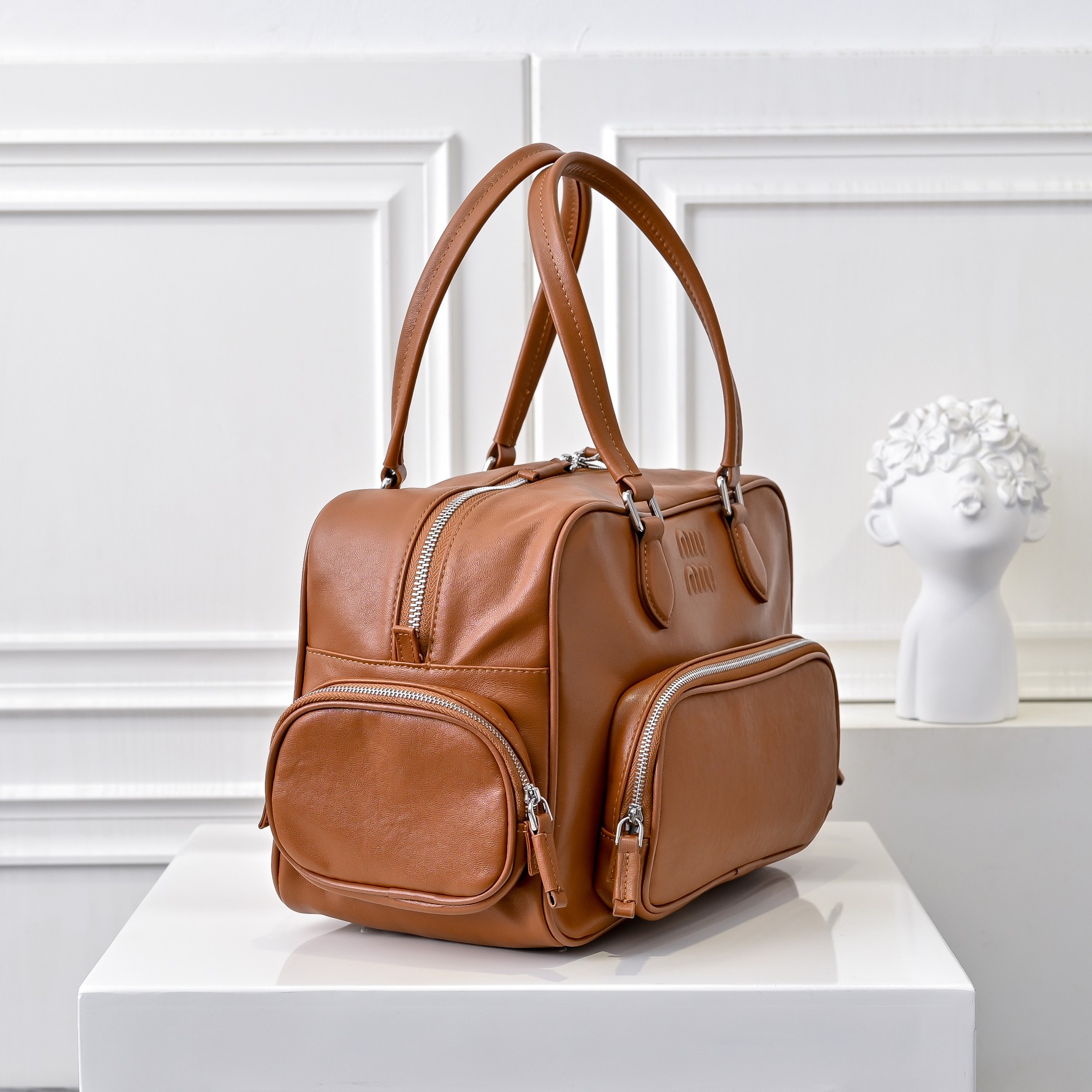 ￥MiuMi*24ss 秀款 机车包
火爆全网中 秀款真的太种草了！!延续上一季不羁的“叛逆少女”也是优