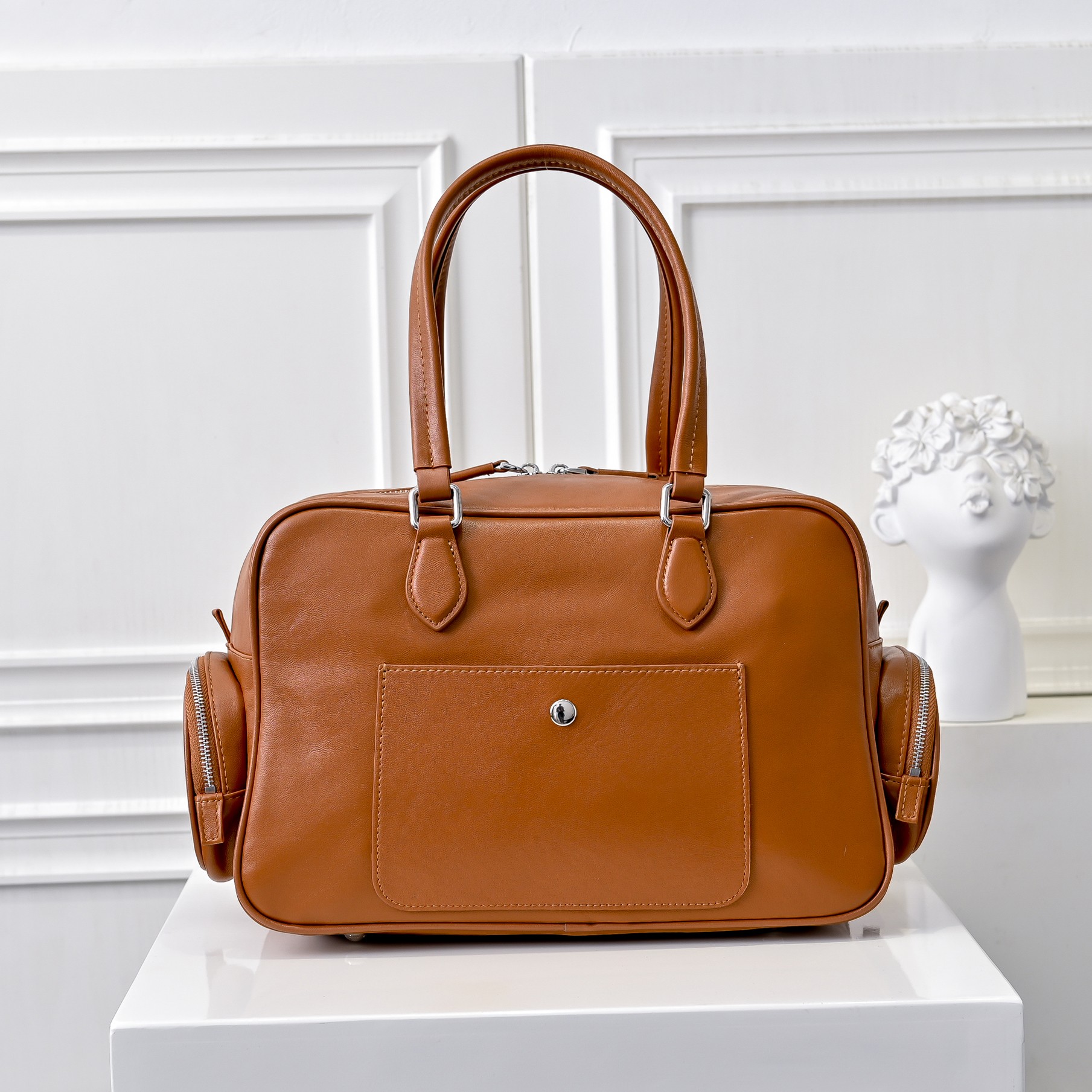 ￥MiuMi*24ss 秀款 机车包
火爆全网中 秀款真的太种草了！!延续上一季不羁的“叛逆少女”也是优