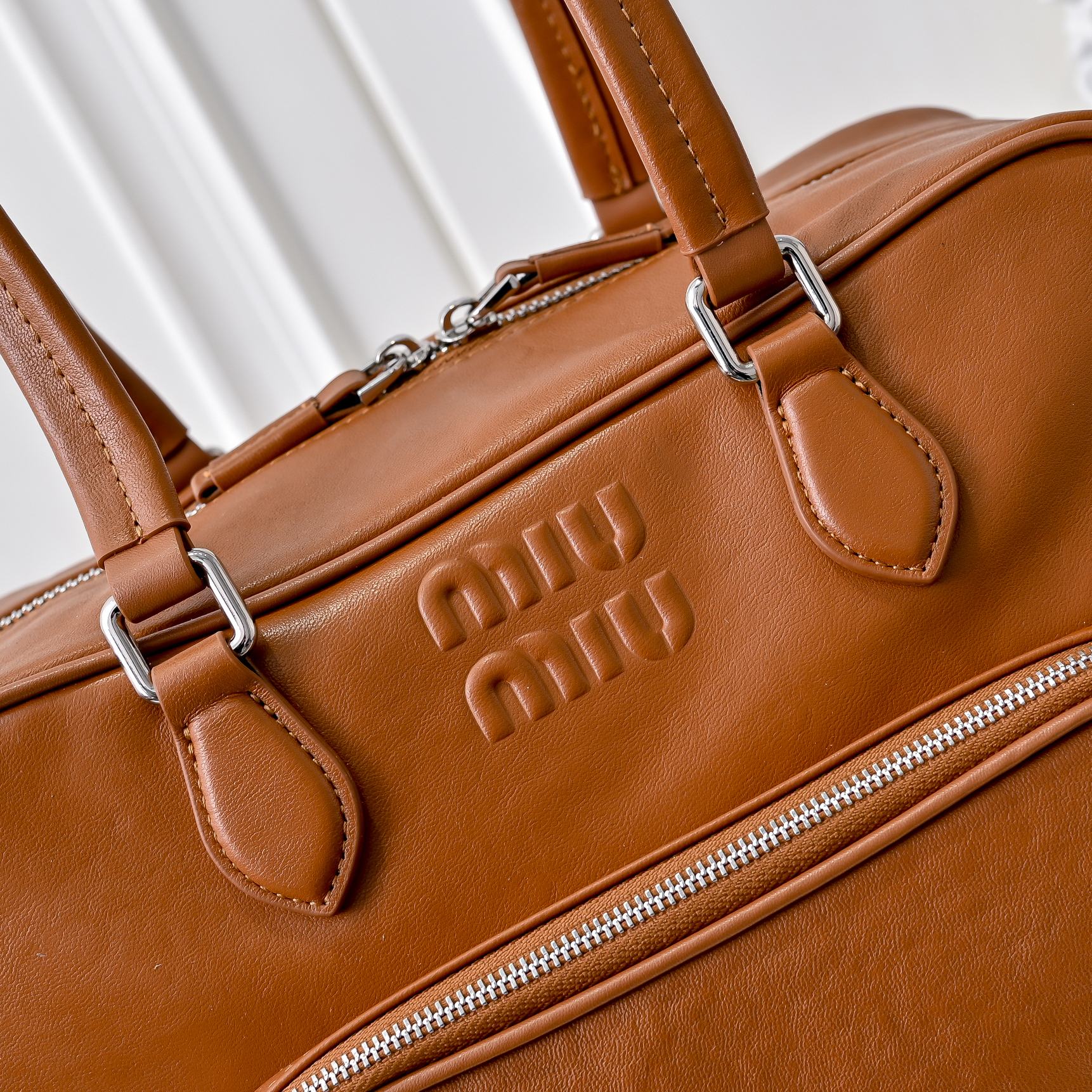 ￥MiuMi*24ss 秀款 机车包
火爆全网中 秀款真的太种草了！!延续上一季不羁的“叛逆少女”也是优