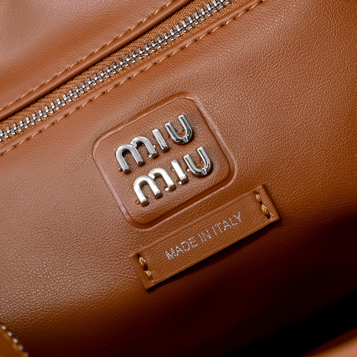 ￥MiuMi*24ss 秀款 机车包
火爆全网中 秀款真的太种草了！!延续上一季不羁的“叛逆少女”也是优