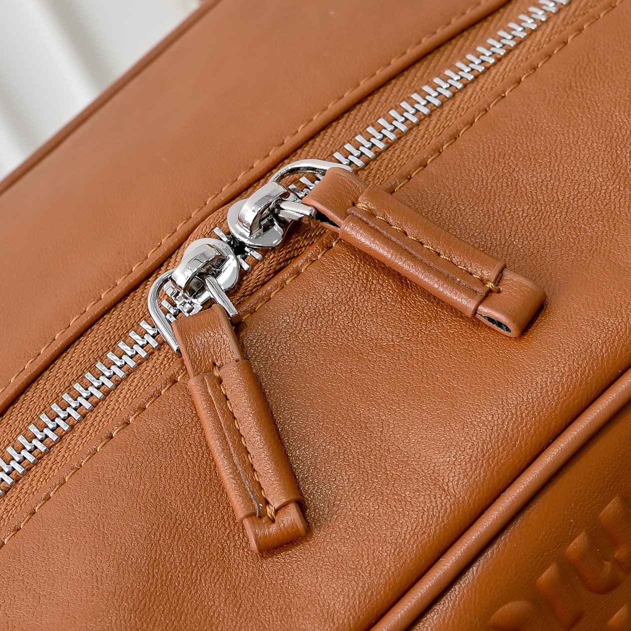 ￥MiuMi*24ss 秀款 机车包
火爆全网中 秀款真的太种草了！!延续上一季不羁的“叛逆少女”也是优