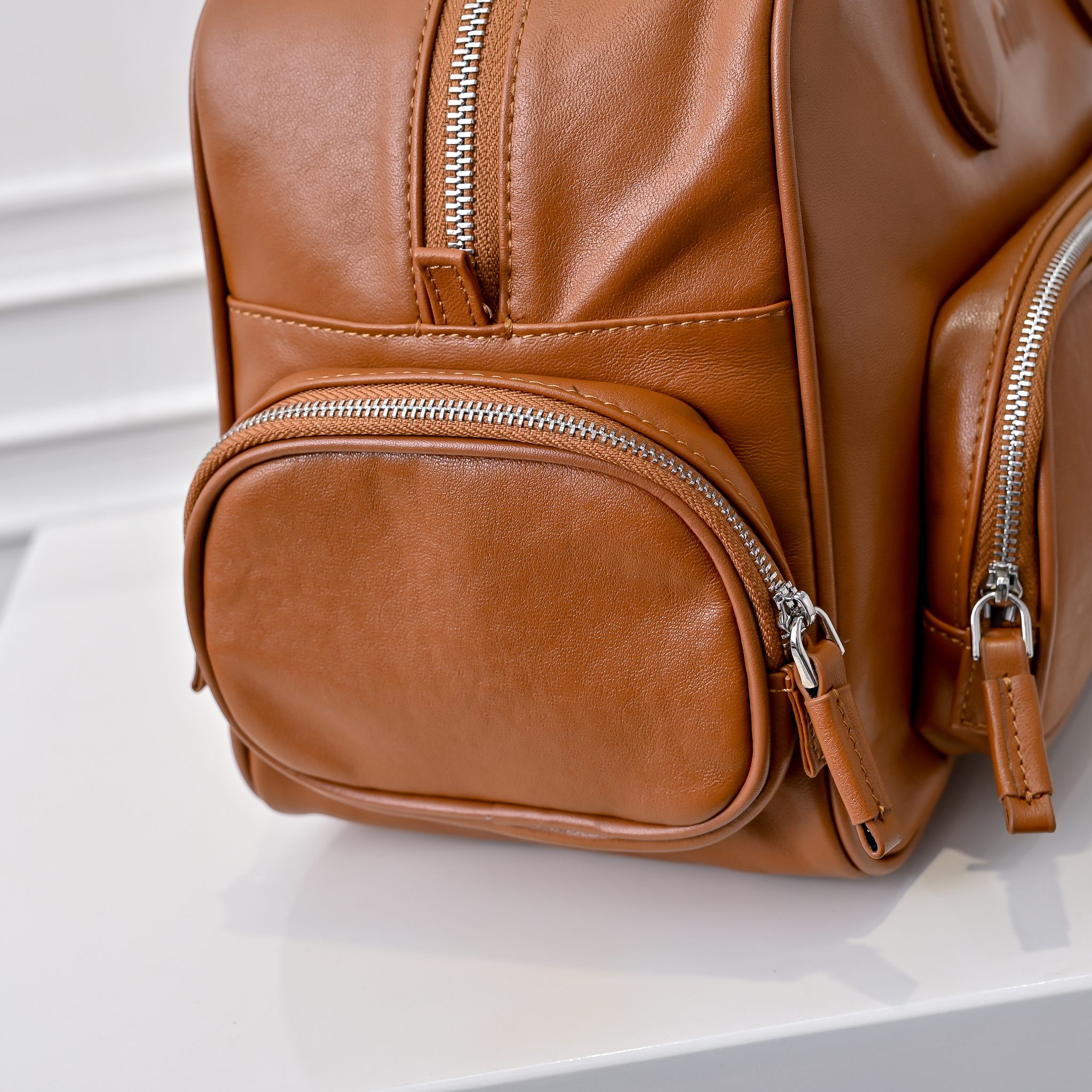 ￥MiuMi*24ss 秀款 机车包
火爆全网中 秀款真的太种草了！!延续上一季不羁的“叛逆少女”也是优