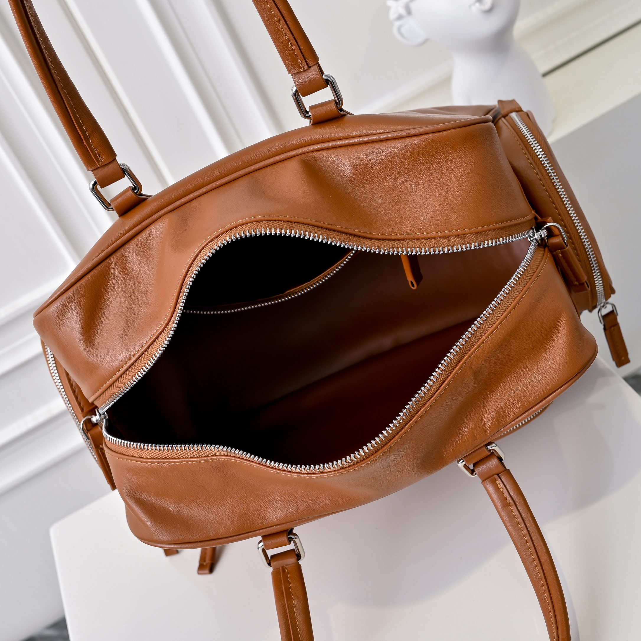 ￥MiuMi*24ss 秀款 机车包
火爆全网中 秀款真的太种草了！!延续上一季不羁的“叛逆少女”也是优