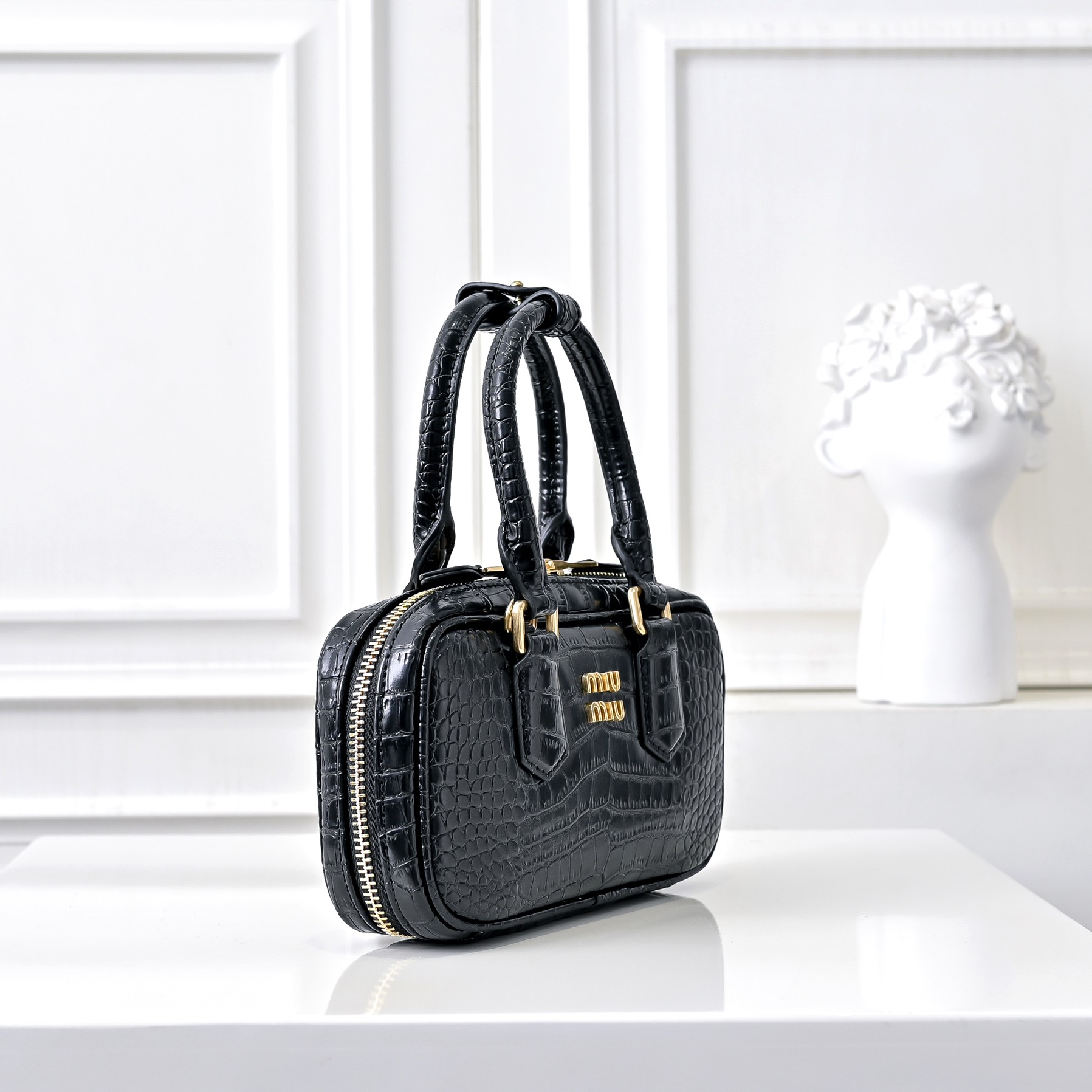 ￥新版本 鳄鱼纹
🍒M家🍒 mini新版本
，Miu家新款保龄球包包，官网主推，今年绝对爆🔥款式，顶级进