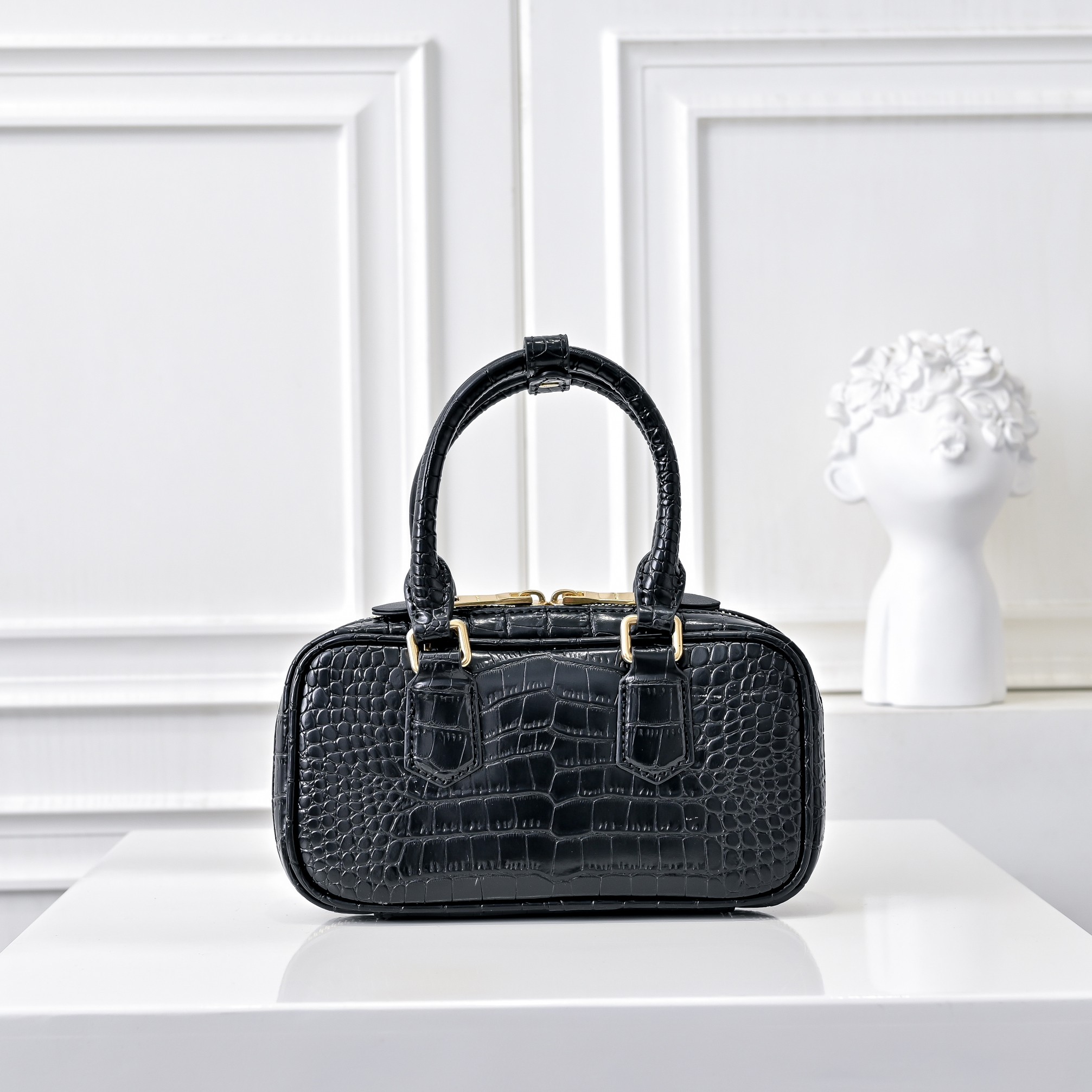 ￥新版本 鳄鱼纹
🍒M家🍒 mini新版本
，Miu家新款保龄球包包，官网主推，今年绝对爆🔥款式，顶级进