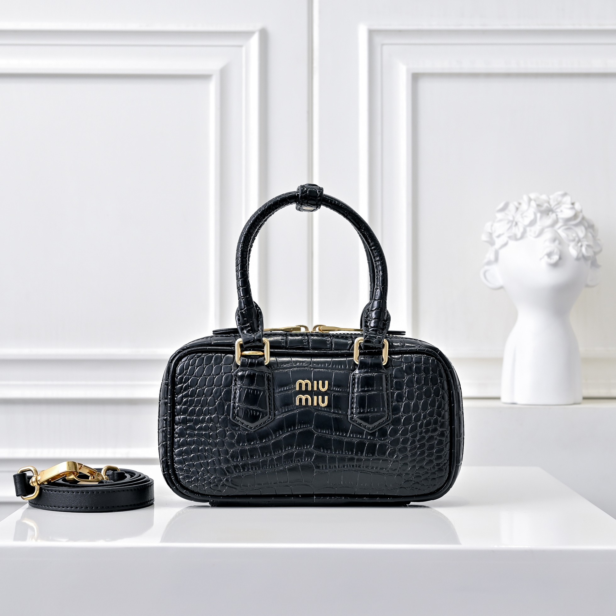 ￥新版本 鳄鱼纹
🍒M家🍒 mini新版本
，Miu家新款保龄球包包，官网主推，今年绝对爆🔥款式，顶级进