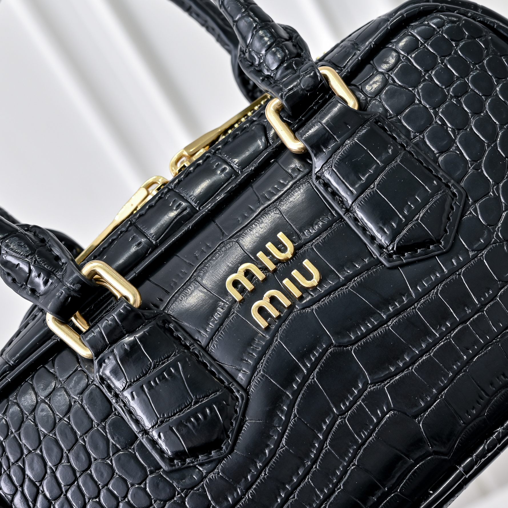 ￥新版本 鳄鱼纹
🍒M家🍒 mini新版本
，Miu家新款保龄球包包，官网主推，今年绝对爆🔥款式，顶级进