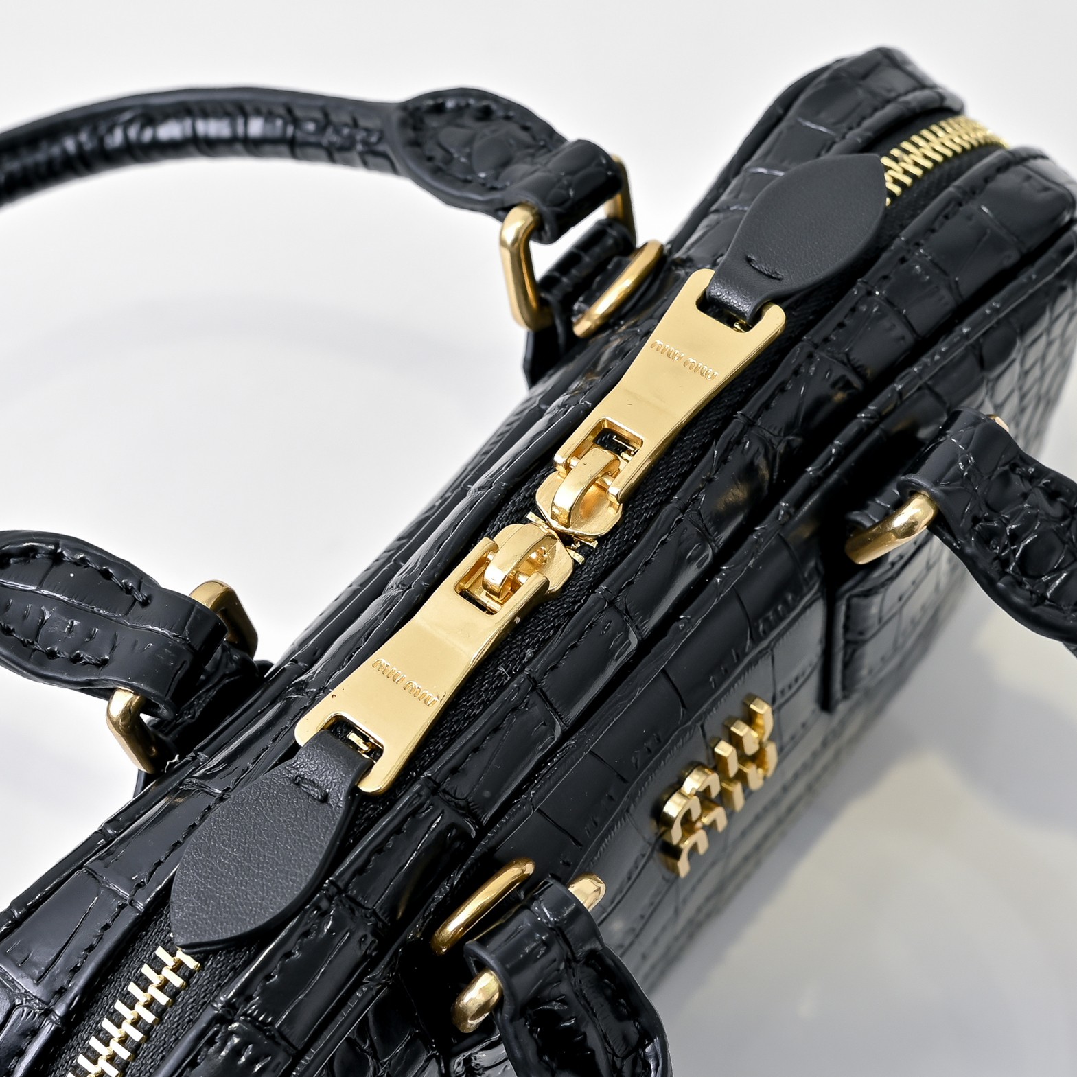 ￥新版本 鳄鱼纹
🍒M家🍒 mini新版本
，Miu家新款保龄球包包，官网主推，今年绝对爆🔥款式，顶级进