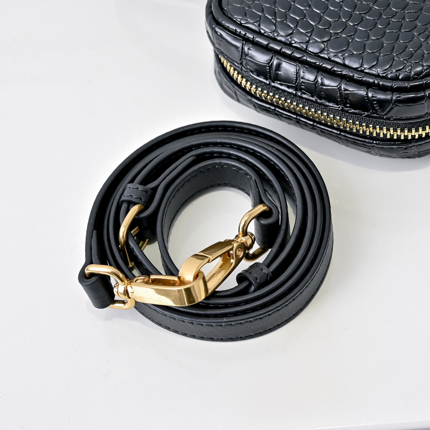 ￥新版本 鳄鱼纹
🍒M家🍒 mini新版本
，Miu家新款保龄球包包，官网主推，今年绝对爆🔥款式，顶级进