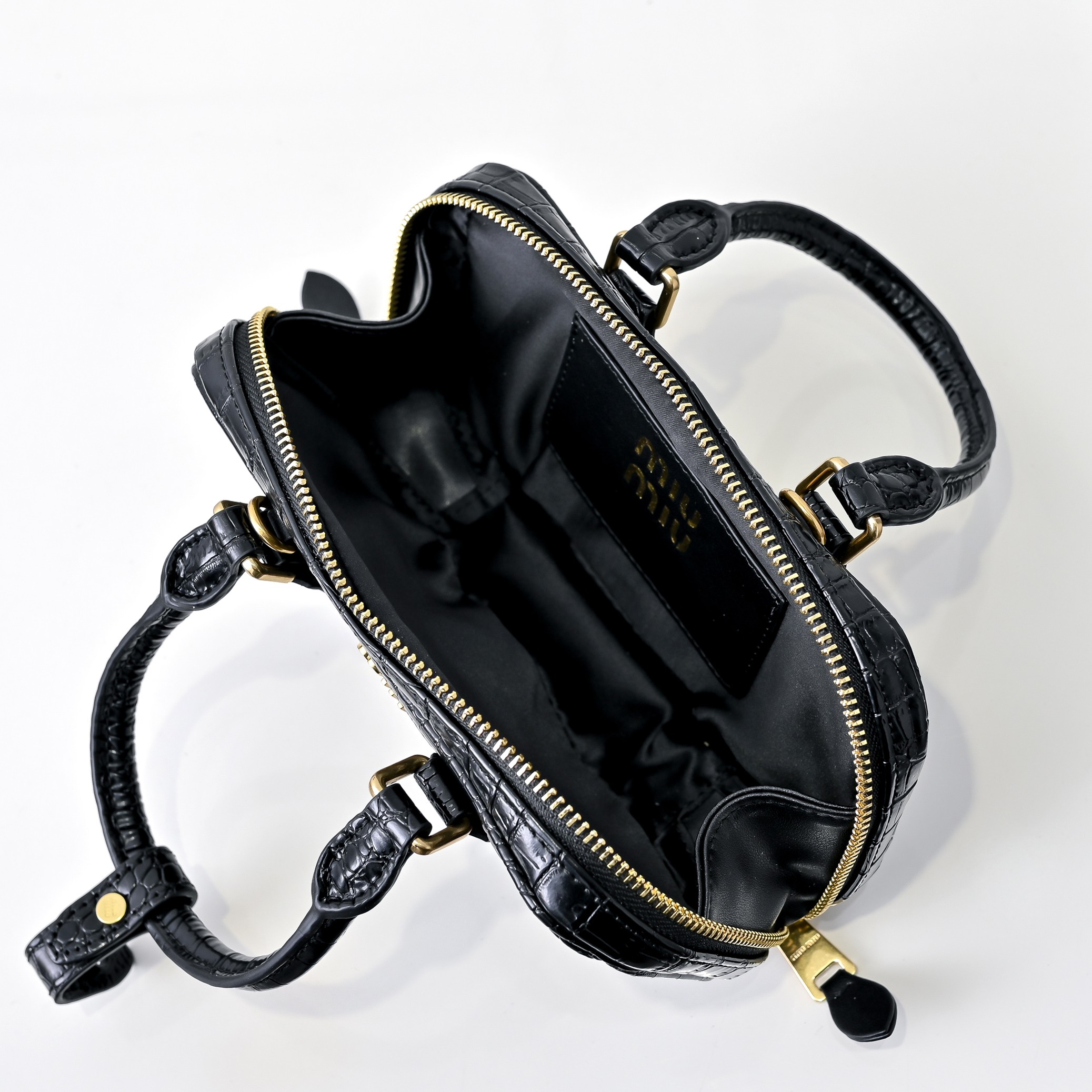 ￥新版本 鳄鱼纹
🍒M家🍒 mini新版本
，Miu家新款保龄球包包，官网主推，今年绝对爆🔥款式，顶级进