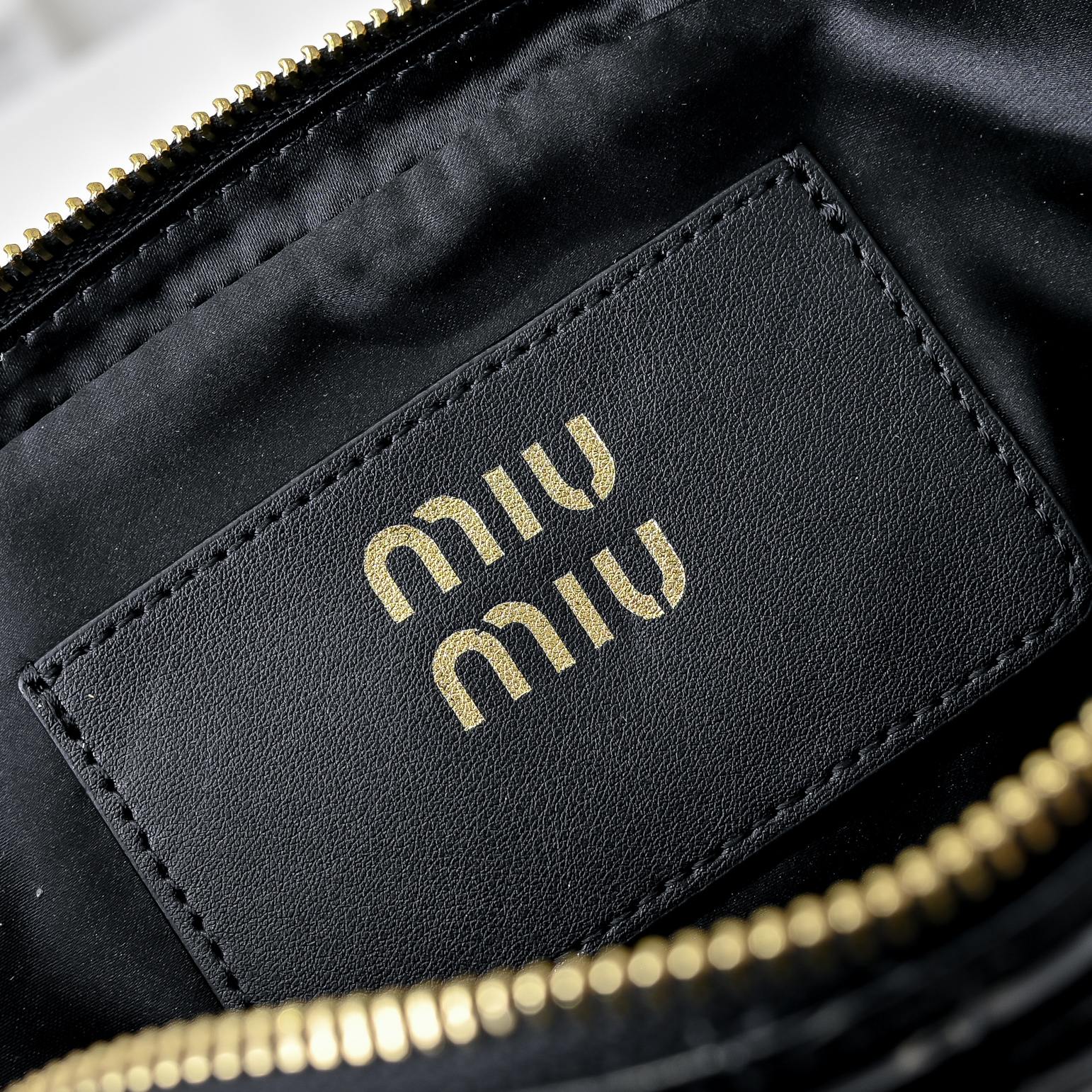 ￥新版本 鳄鱼纹
🍒M家🍒 mini新版本
，Miu家新款保龄球包包，官网主推，今年绝对爆🔥款式，顶级进