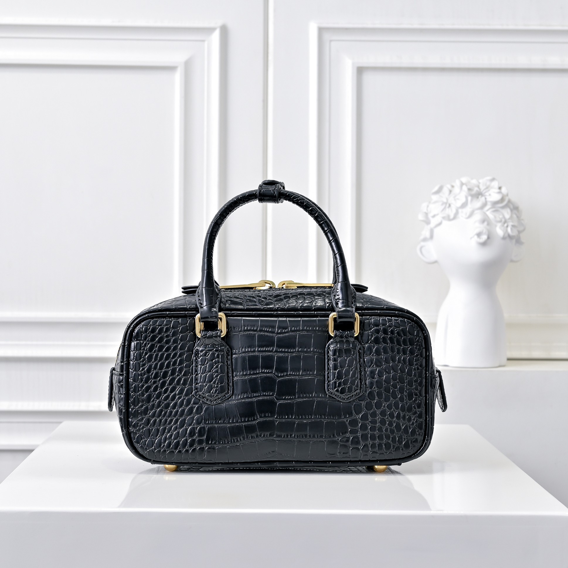 ￥新版本 鳄鱼纹
Miu家新款保龄球包包，官网主推，今年绝对爆🔥款式，顶级进口小牛皮，Miu家独具风格M