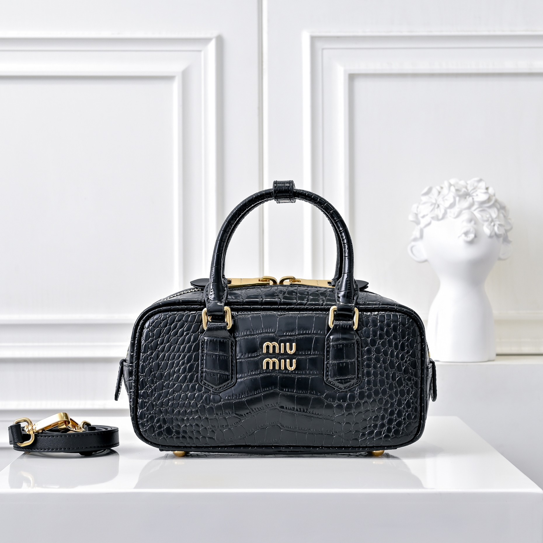￥新版本 鳄鱼纹
Miu家新款保龄球包包，官网主推，今年绝对爆🔥款式，顶级进口小牛皮，Miu家独具风格M