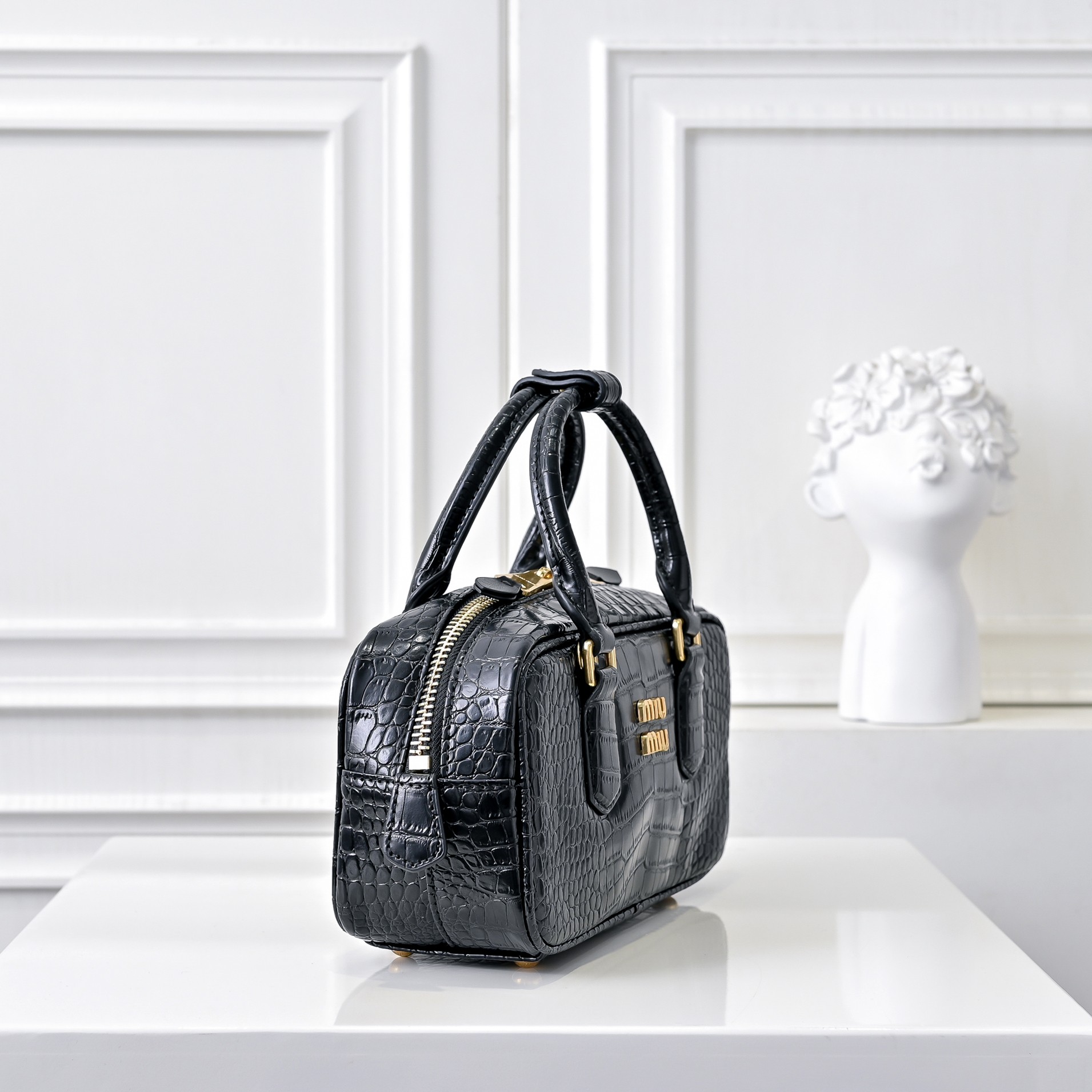 ￥新版本 鳄鱼纹
Miu家新款保龄球包包，官网主推，今年绝对爆🔥款式，顶级进口小牛皮，Miu家独具风格M