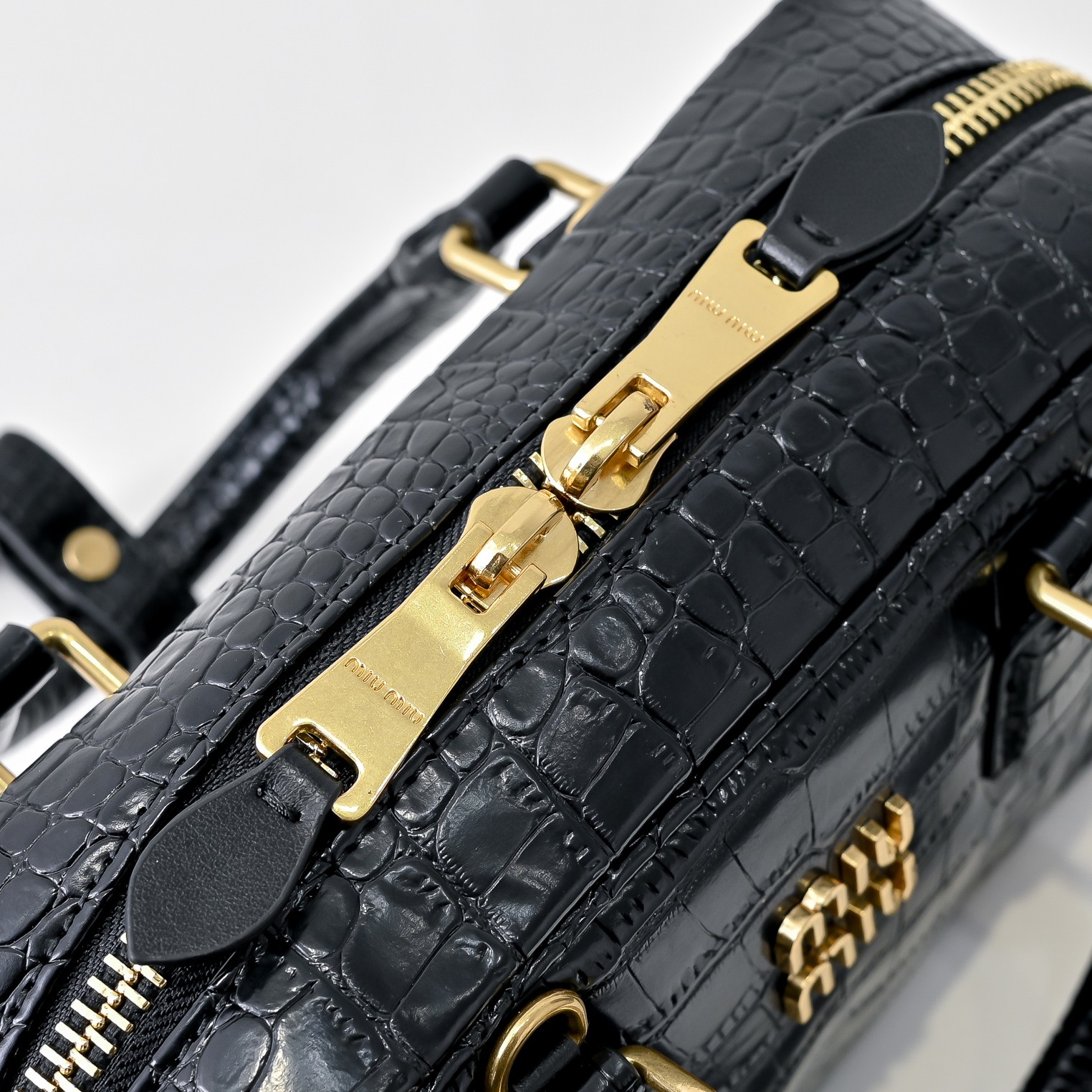 ￥新版本 鳄鱼纹
Miu家新款保龄球包包，官网主推，今年绝对爆🔥款式，顶级进口小牛皮，Miu家独具风格M