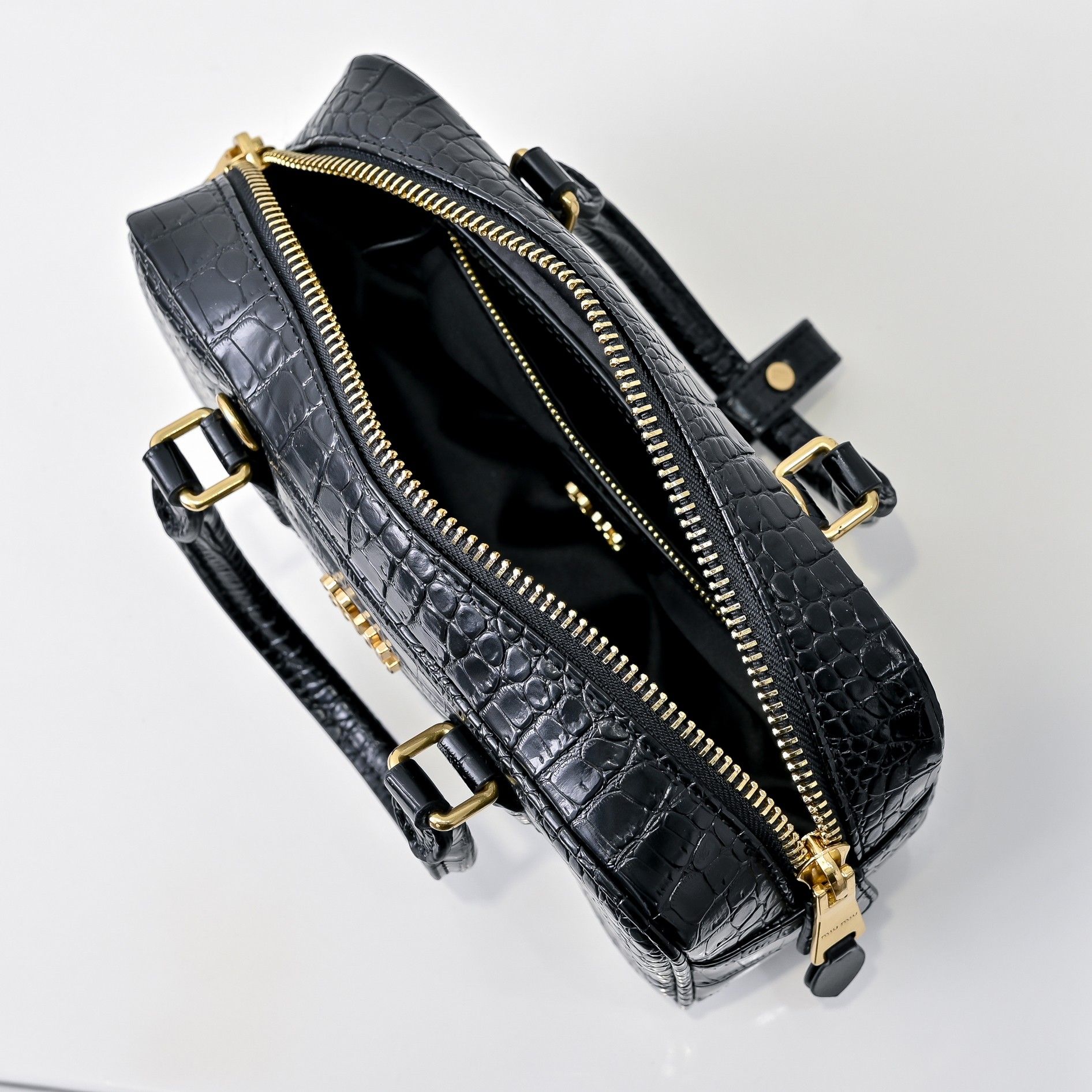 ￥新版本 鳄鱼纹
Miu家新款保龄球包包，官网主推，今年绝对爆🔥款式，顶级进口小牛皮，Miu家独具风格M