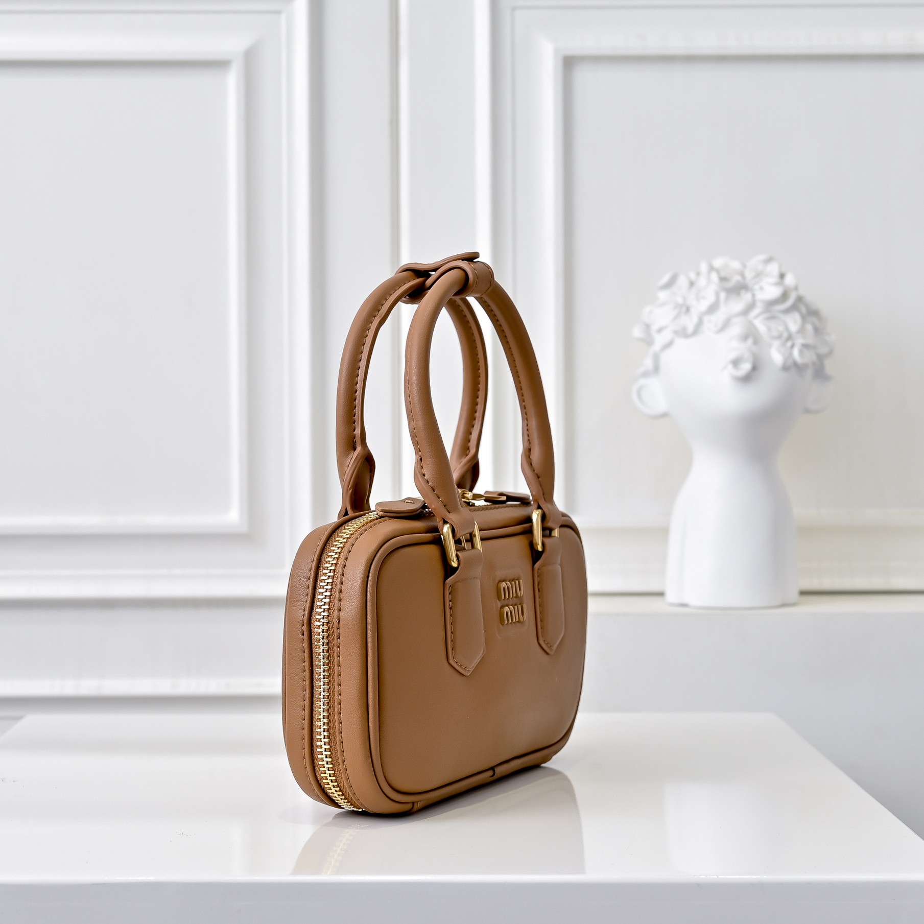 ￥🍒M家🍒 mini新版本
7036，Miu家新款保龄球包包，官网主推，今年绝对爆🔥款式，顶级进口小牛皮