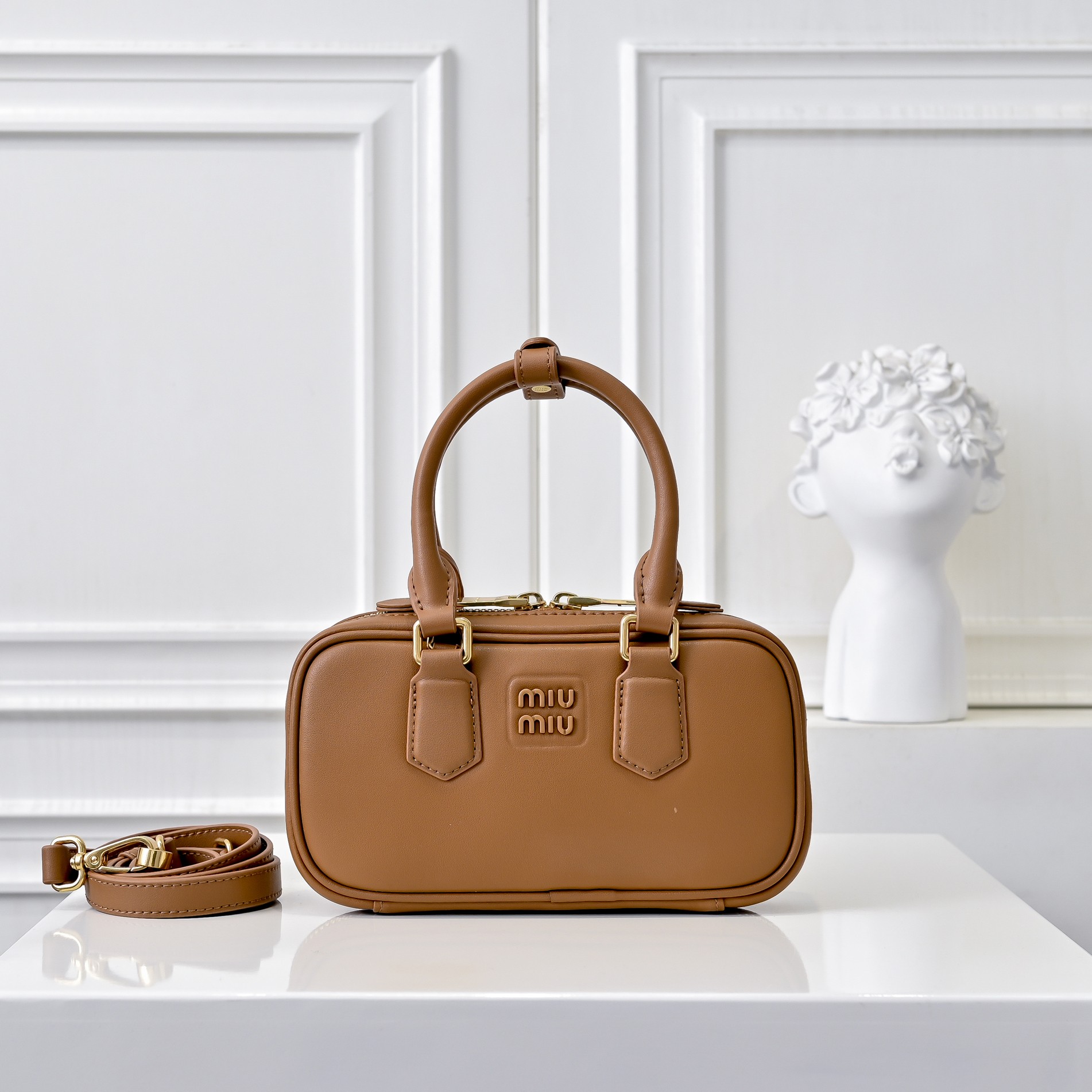 ￥🍒M家🍒 mini新版本
7036，Miu家新款保龄球包包，官网主推，今年绝对爆🔥款式，顶级进口小牛皮