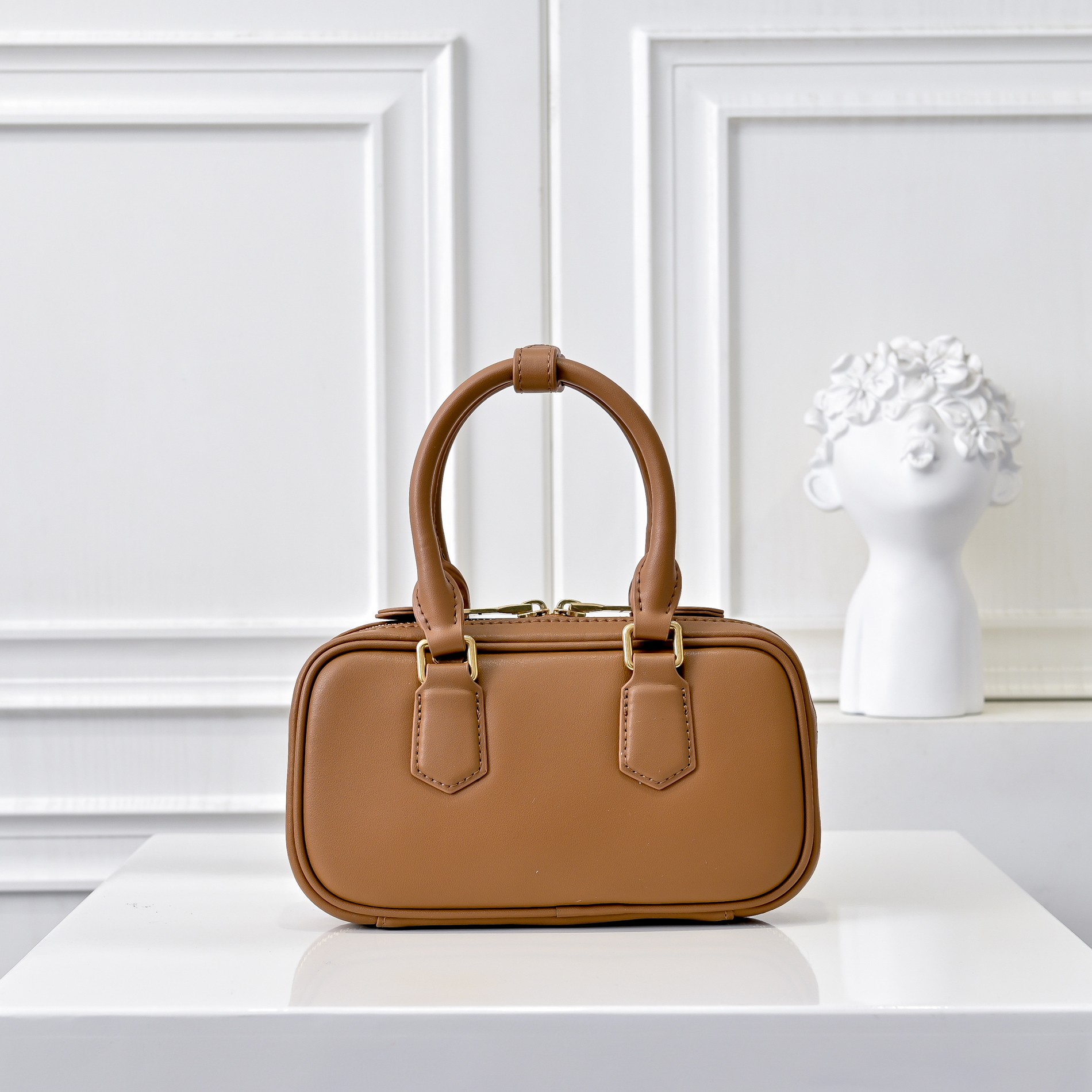 ￥🍒M家🍒 mini新版本
7036，Miu家新款保龄球包包，官网主推，今年绝对爆🔥款式，顶级进口小牛皮