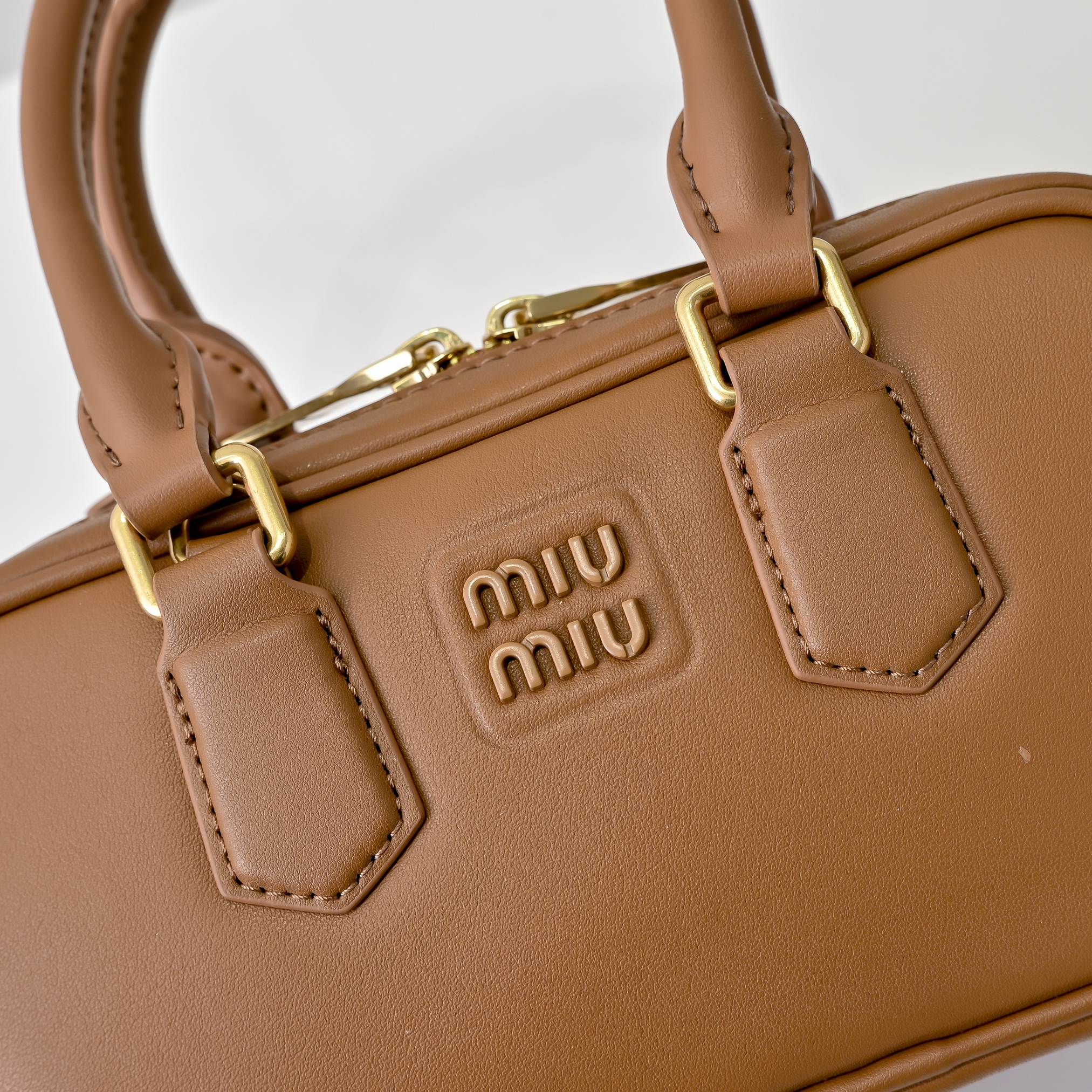 ￥🍒M家🍒 mini新版本
7036，Miu家新款保龄球包包，官网主推，今年绝对爆🔥款式，顶级进口小牛皮