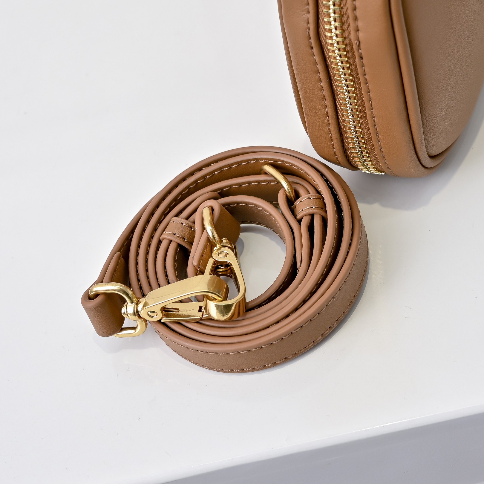 ￥🍒M家🍒 mini新版本
7036，Miu家新款保龄球包包，官网主推，今年绝对爆🔥款式，顶级进口小牛皮