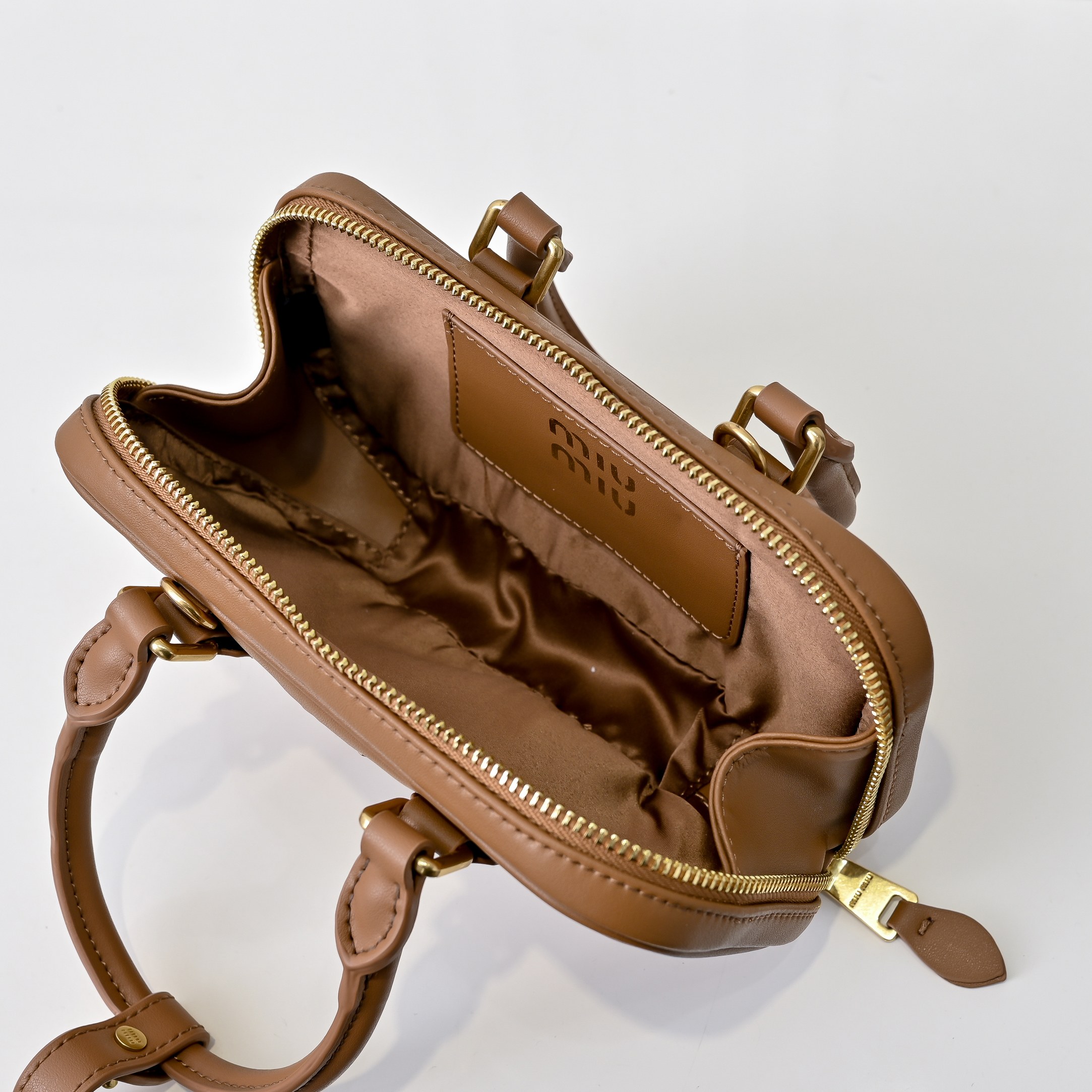 ￥🍒M家🍒 mini新版本
7036，Miu家新款保龄球包包，官网主推，今年绝对爆🔥款式，顶级进口小牛皮