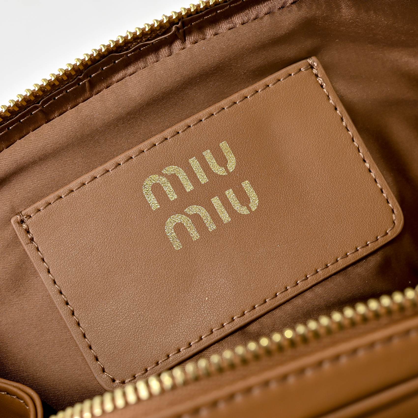 ￥🍒M家🍒 mini新版本
7036，Miu家新款保龄球包包，官网主推，今年绝对爆🔥款式，顶级进口小牛皮