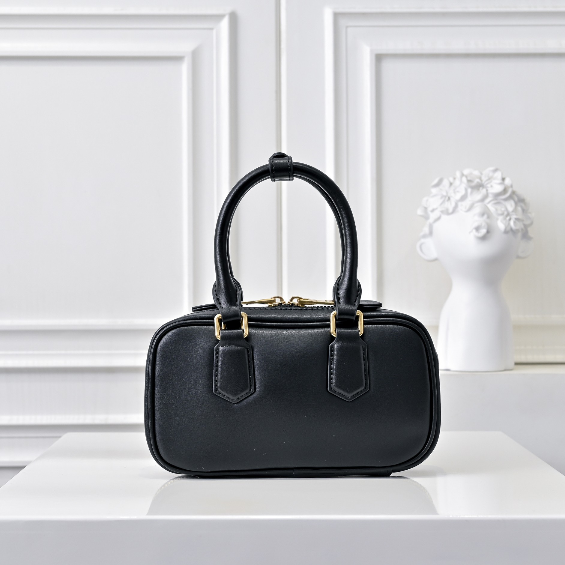 ￥🍒M家🍒 mini新版本
7036，Miu家新款保龄球包包，官网主推，今年绝对爆🔥款式，顶级进口小牛皮