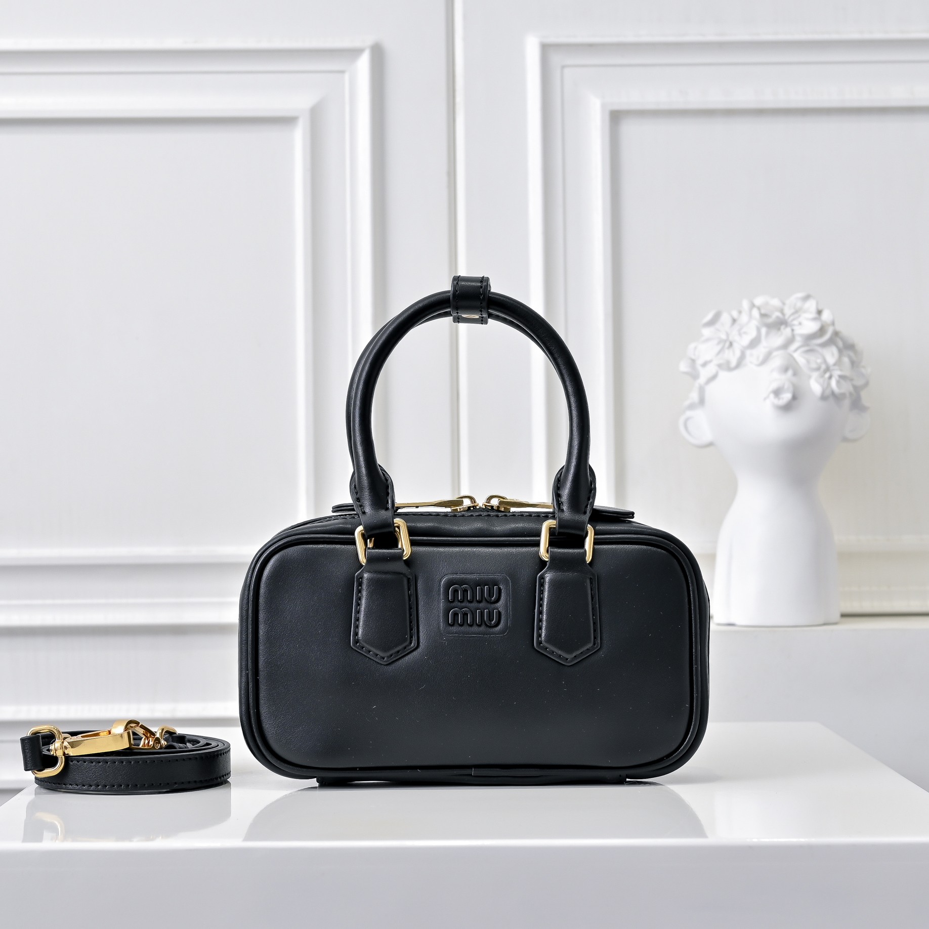 ￥🍒M家🍒 mini新版本
7036，Miu家新款保龄球包包，官网主推，今年绝对爆🔥款式，顶级进口小牛皮