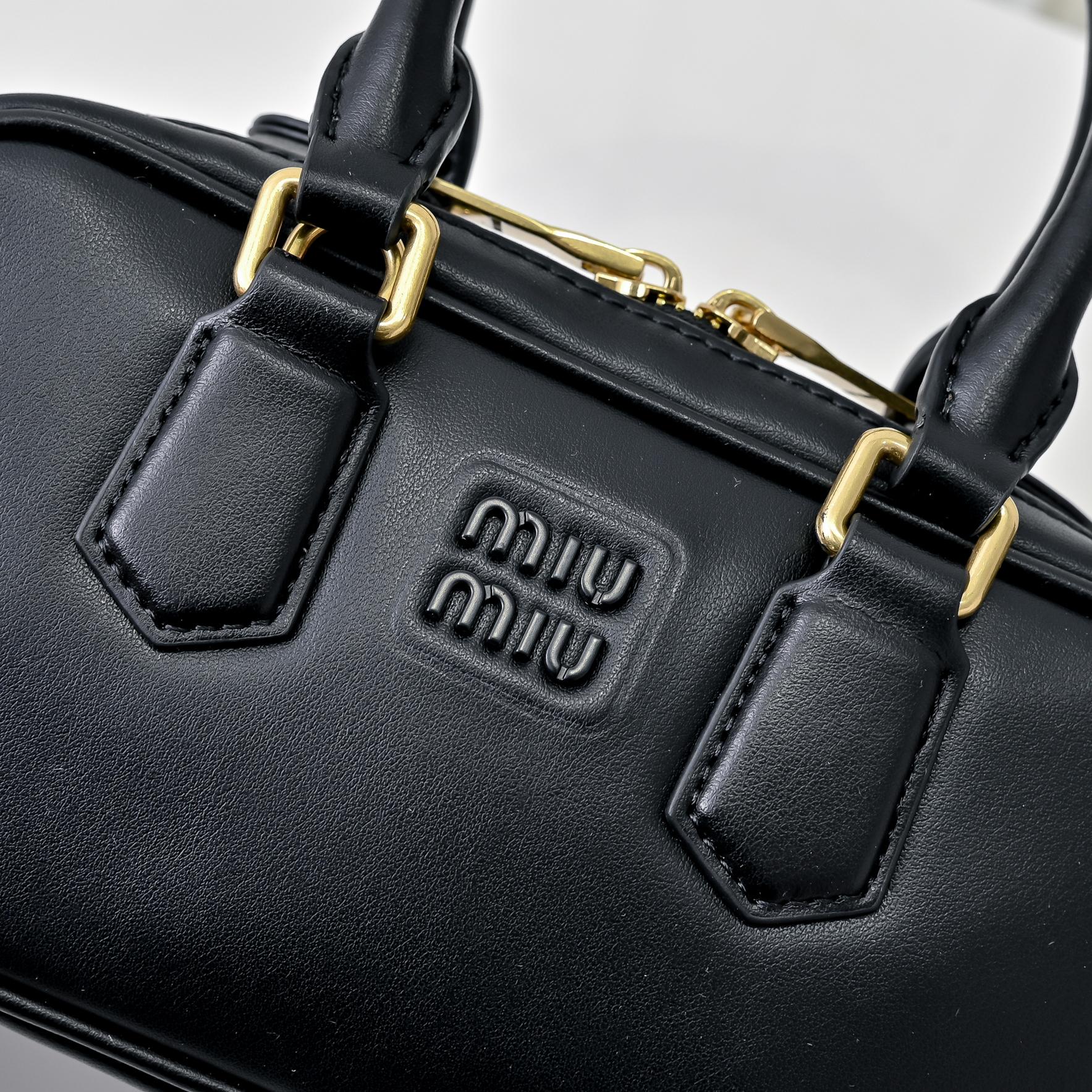 ￥🍒M家🍒 mini新版本
7036，Miu家新款保龄球包包，官网主推，今年绝对爆🔥款式，顶级进口小牛皮