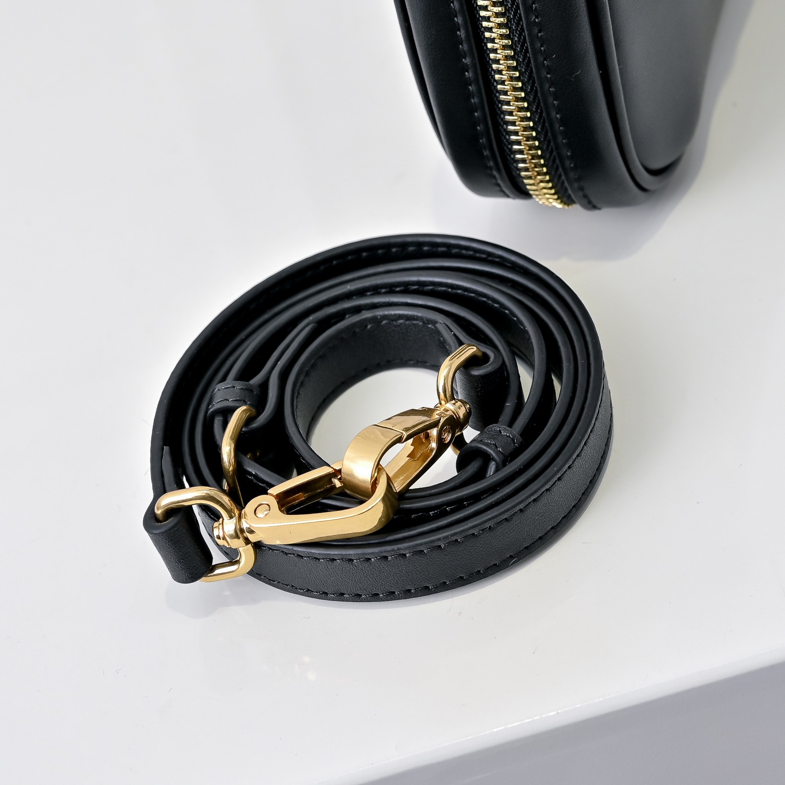 ￥🍒M家🍒 mini新版本
7036，Miu家新款保龄球包包，官网主推，今年绝对爆🔥款式，顶级进口小牛皮