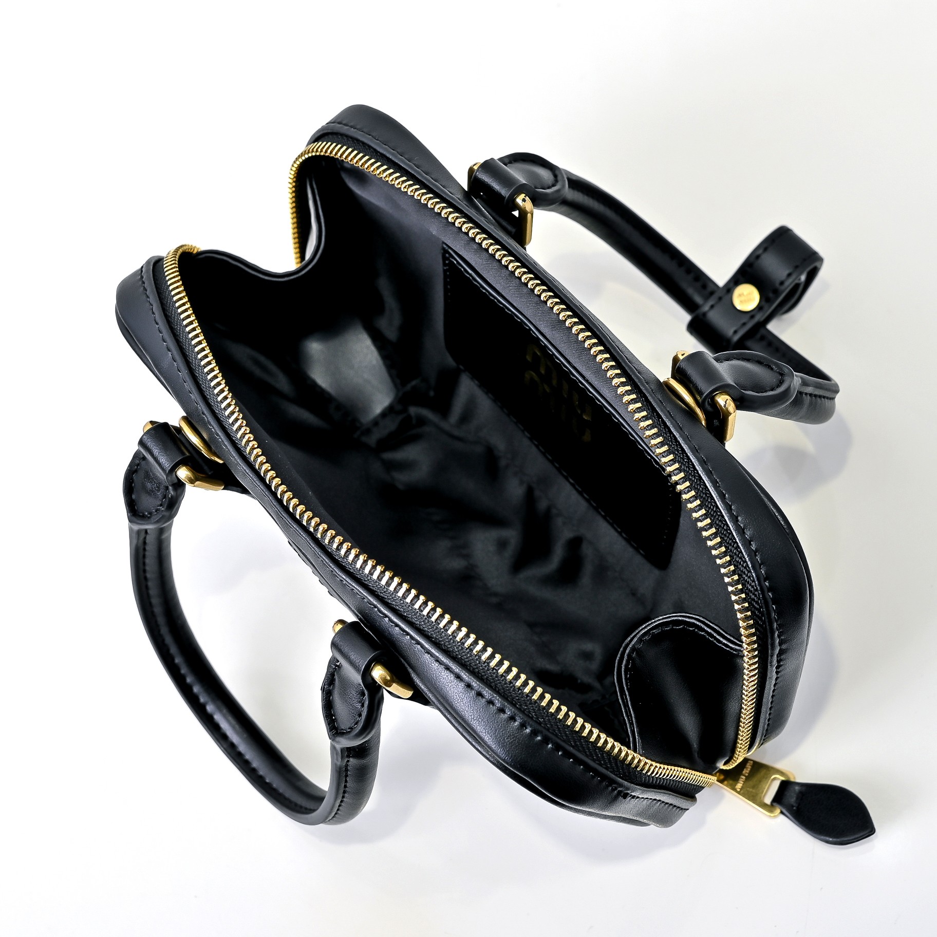 ￥🍒M家🍒 mini新版本
7036，Miu家新款保龄球包包，官网主推，今年绝对爆🔥款式，顶级进口小牛皮