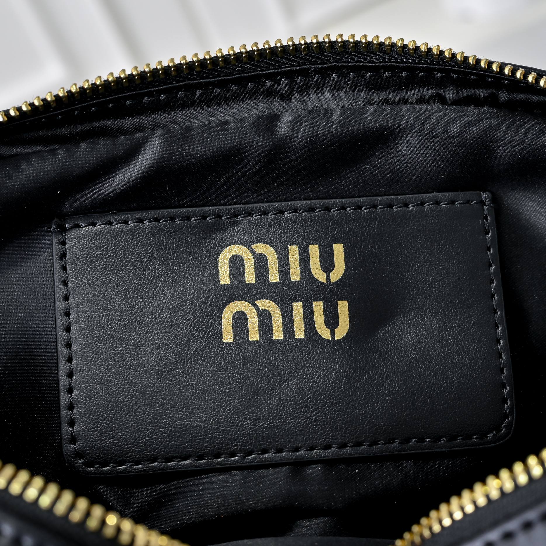 ￥🍒M家🍒 mini新版本
7036，Miu家新款保龄球包包，官网主推，今年绝对爆🔥款式，顶级进口小牛皮