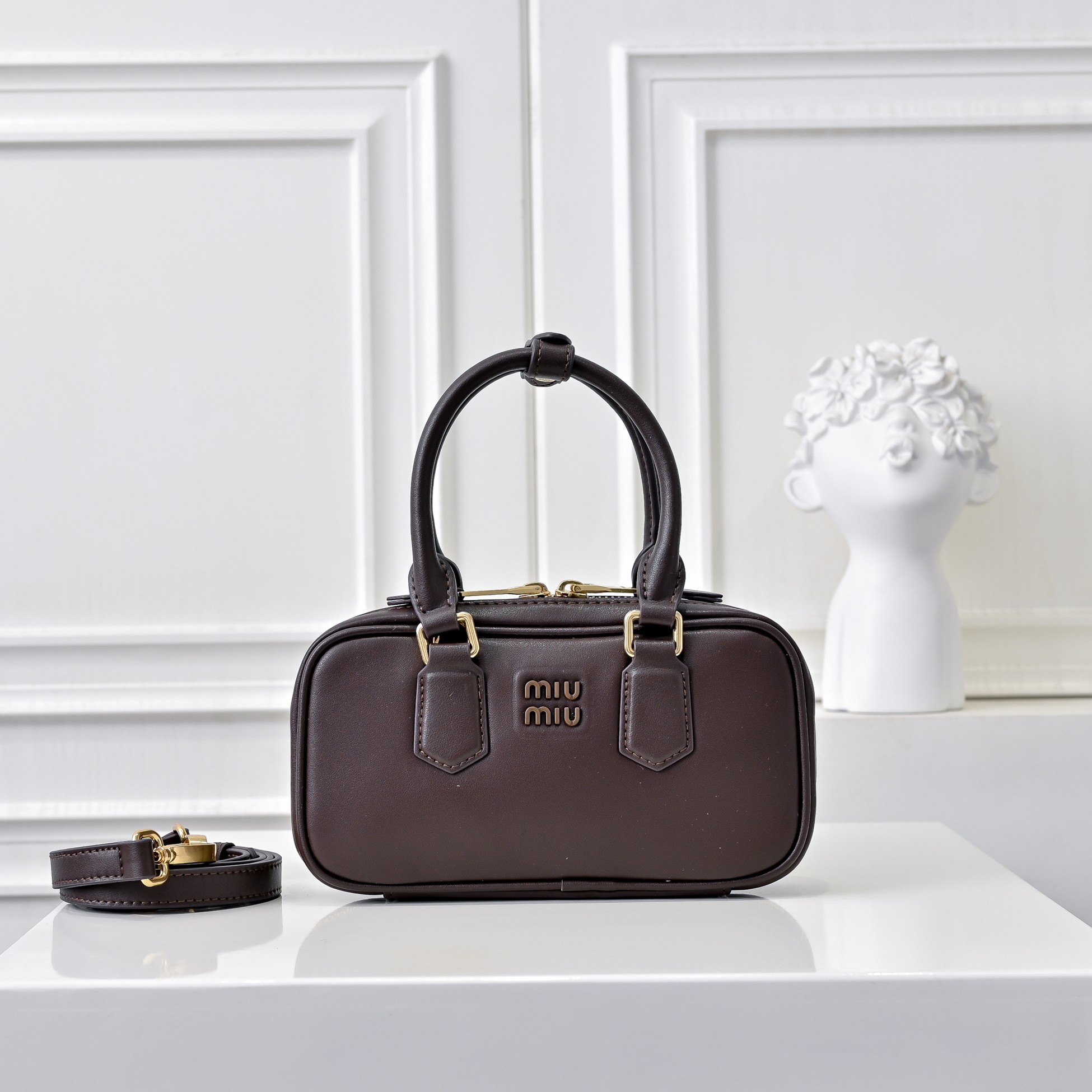 ￥🍒M家🍒 mini新版本
7036，Miu家新款保龄球包包，官网主推，今年绝对爆🔥款式，顶级进口小牛皮