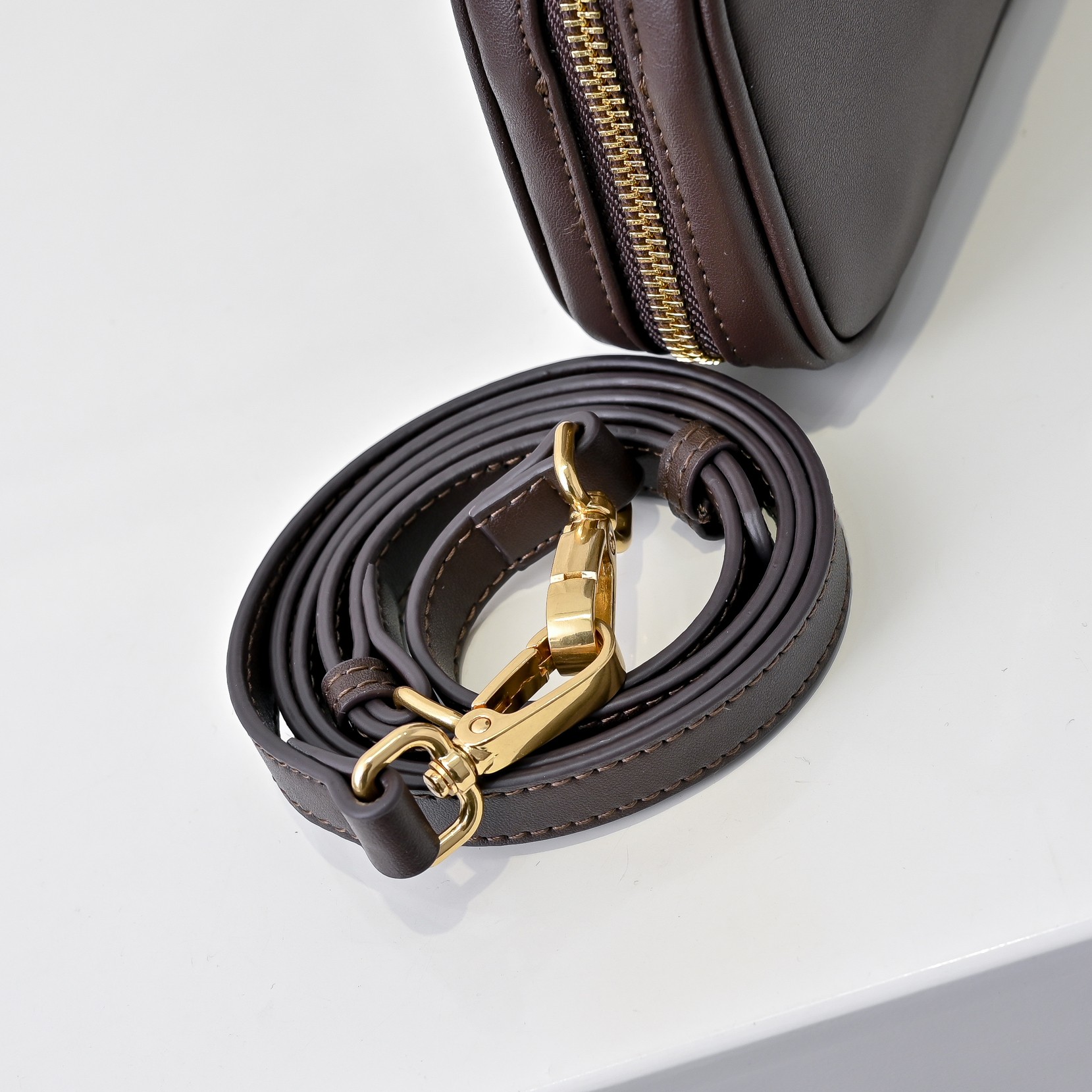 ￥🍒M家🍒 mini新版本
7036，Miu家新款保龄球包包，官网主推，今年绝对爆🔥款式，顶级进口小牛皮