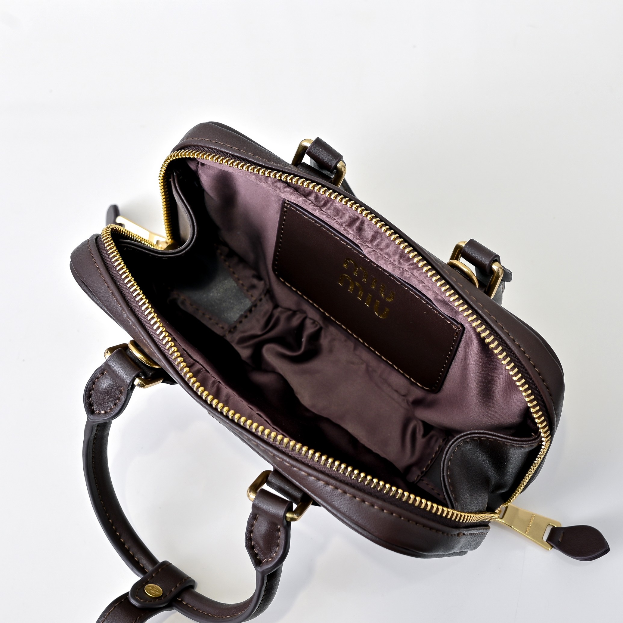 ￥🍒M家🍒 mini新版本
7036，Miu家新款保龄球包包，官网主推，今年绝对爆🔥款式，顶级进口小牛皮