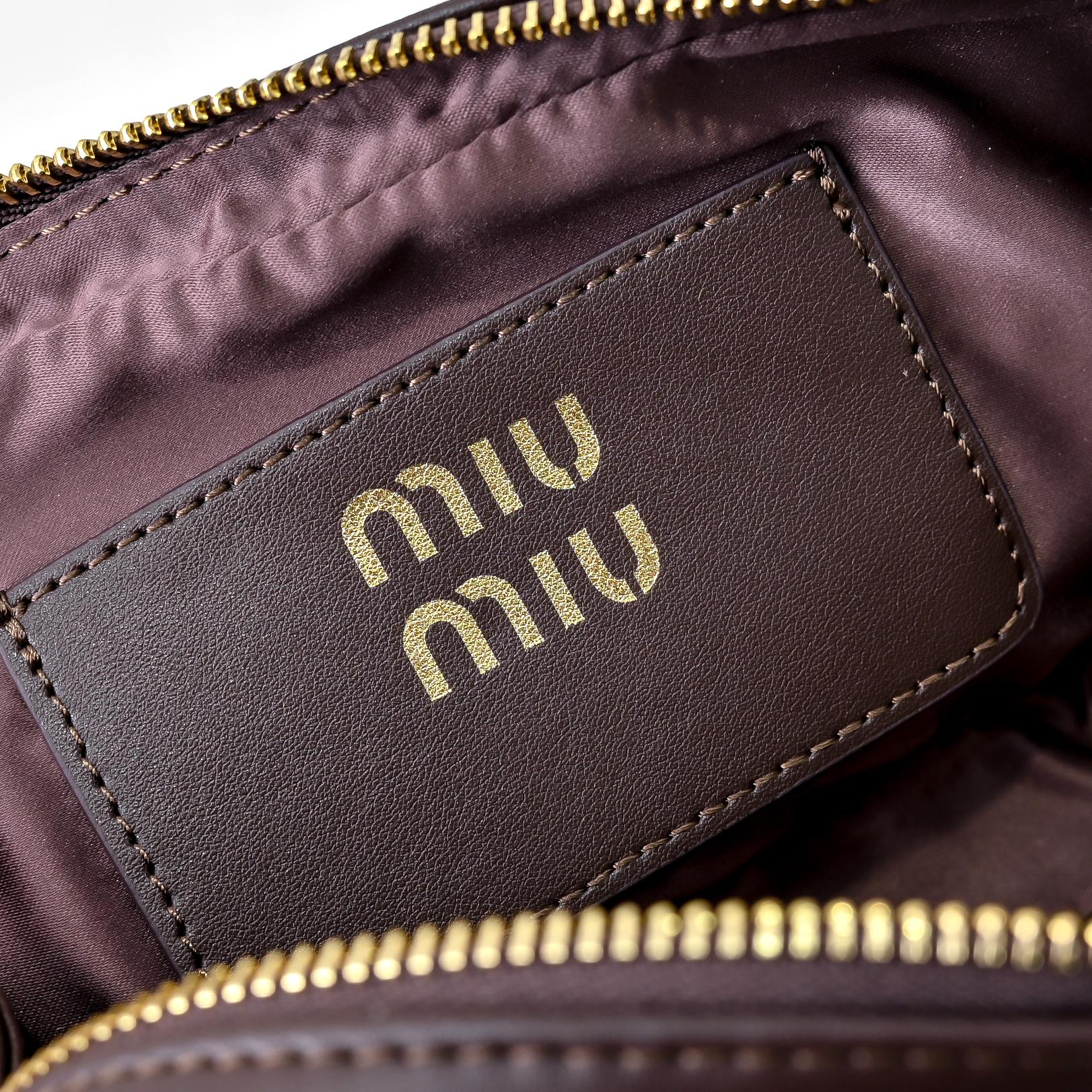 ￥🍒M家🍒 mini新版本
7036，Miu家新款保龄球包包，官网主推，今年绝对爆🔥款式，顶级进口小牛皮