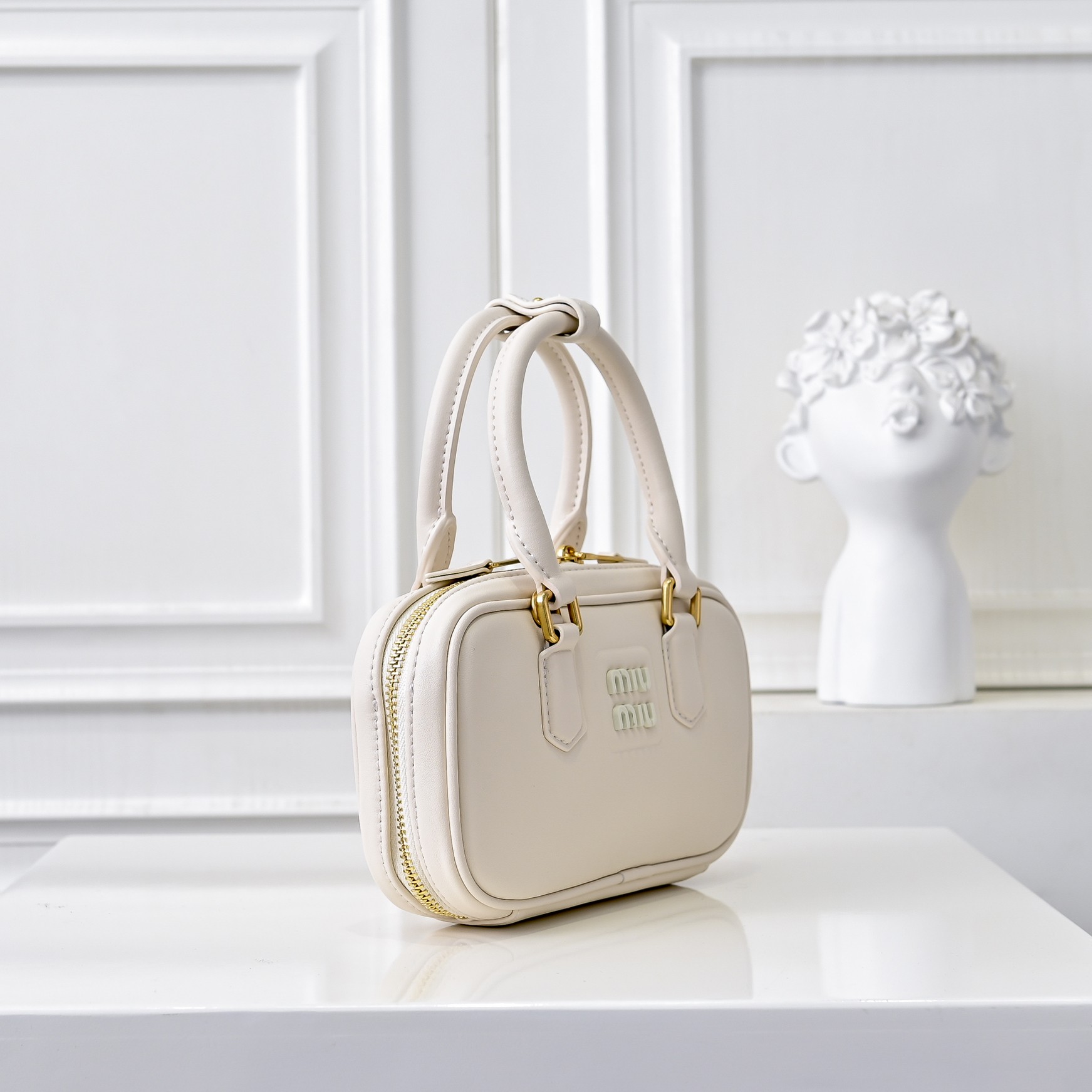 ￥🍒M家🍒 mini新版本
7036，Miu家新款保龄球包包，官网主推，今年绝对爆🔥款式，顶级进口小牛皮