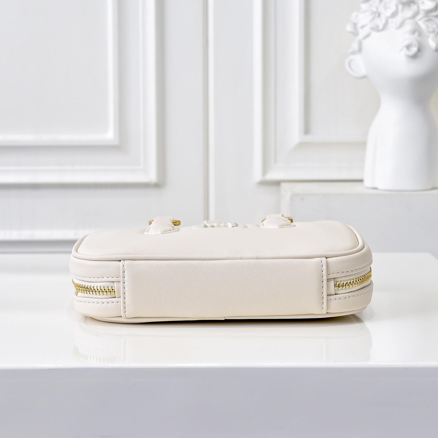 ￥🍒M家🍒 mini新版本
7036，Miu家新款保龄球包包，官网主推，今年绝对爆🔥款式，顶级进口小牛皮