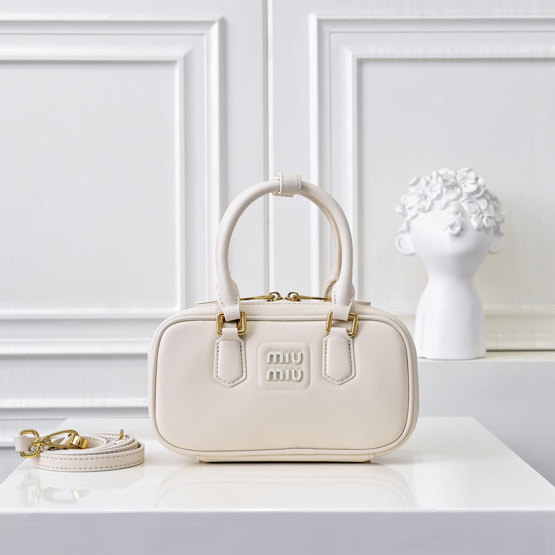 ￥🍒M家🍒 mini新版本
7036，Miu家新款保龄球包包，官网主推，今年绝对爆🔥款式，顶级进口小牛皮