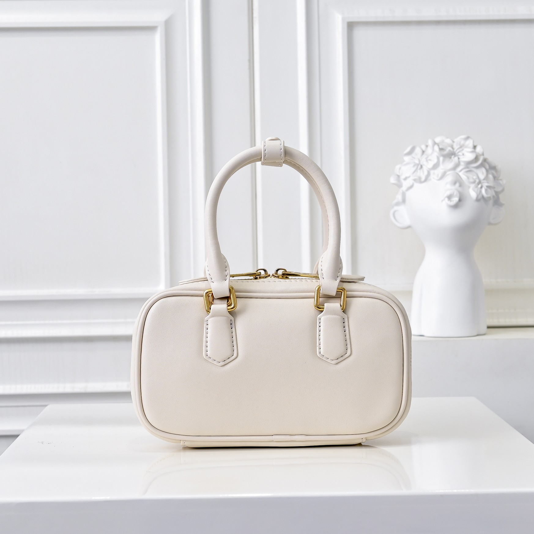 ￥🍒M家🍒 mini新版本
7036，Miu家新款保龄球包包，官网主推，今年绝对爆🔥款式，顶级进口小牛皮